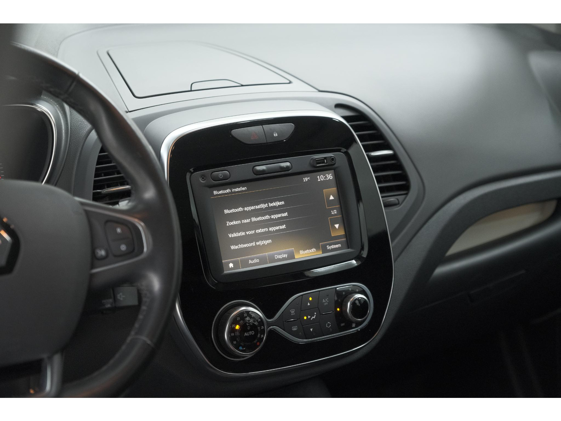 Renault Captur TCe 90 Intens | Trekhaak | AllSeason banden | Navigatie | Parkeersensoren