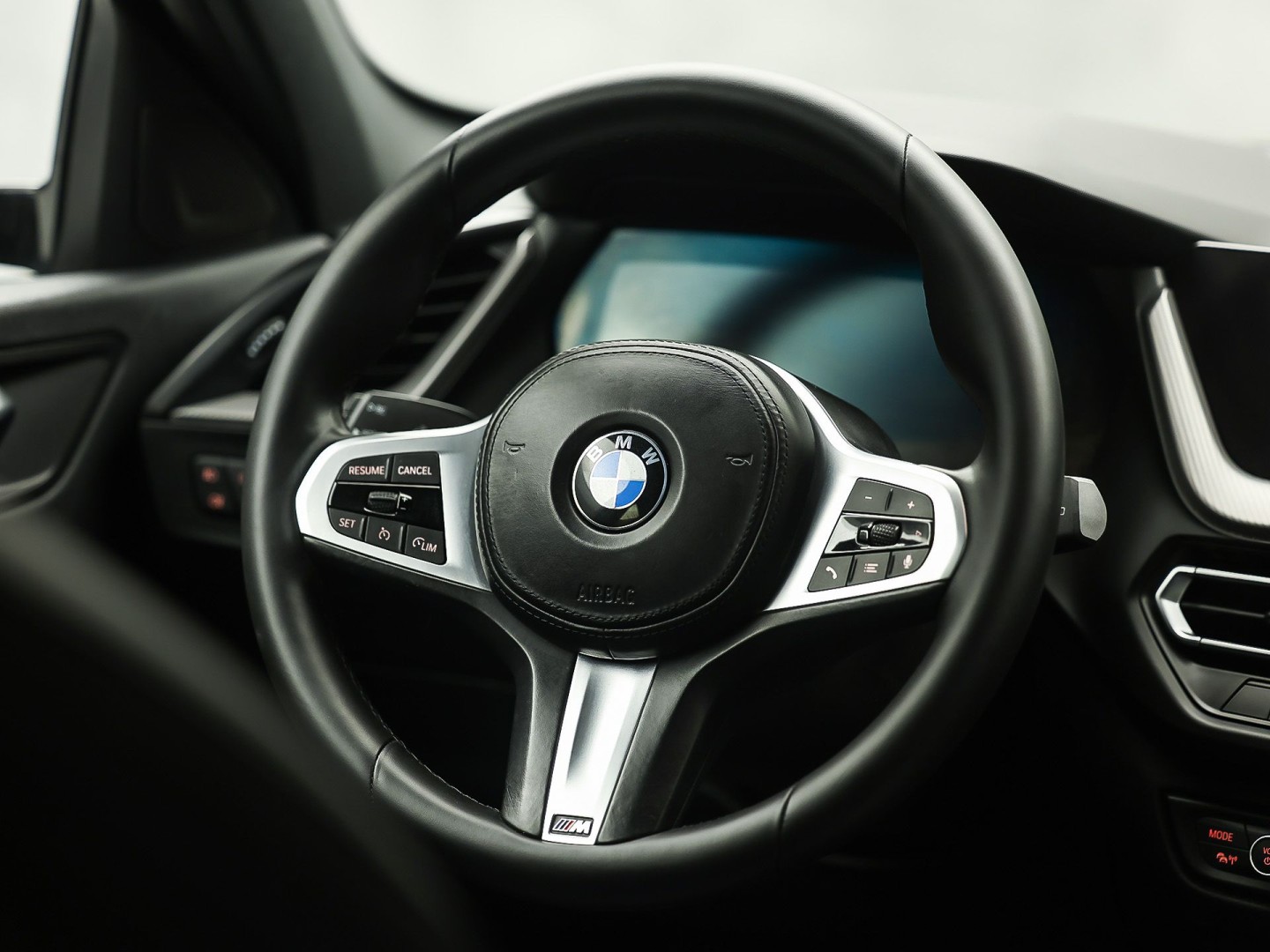 BMW 1 Serie 118i M Sport Automaat (APPLE CARPLAY, M PAKKET, GROOT NAVI, LEDER, SPORTSTOELEN, SFEERVERLICHTING, GETINT GLAS, NIEUWSTAAT)
