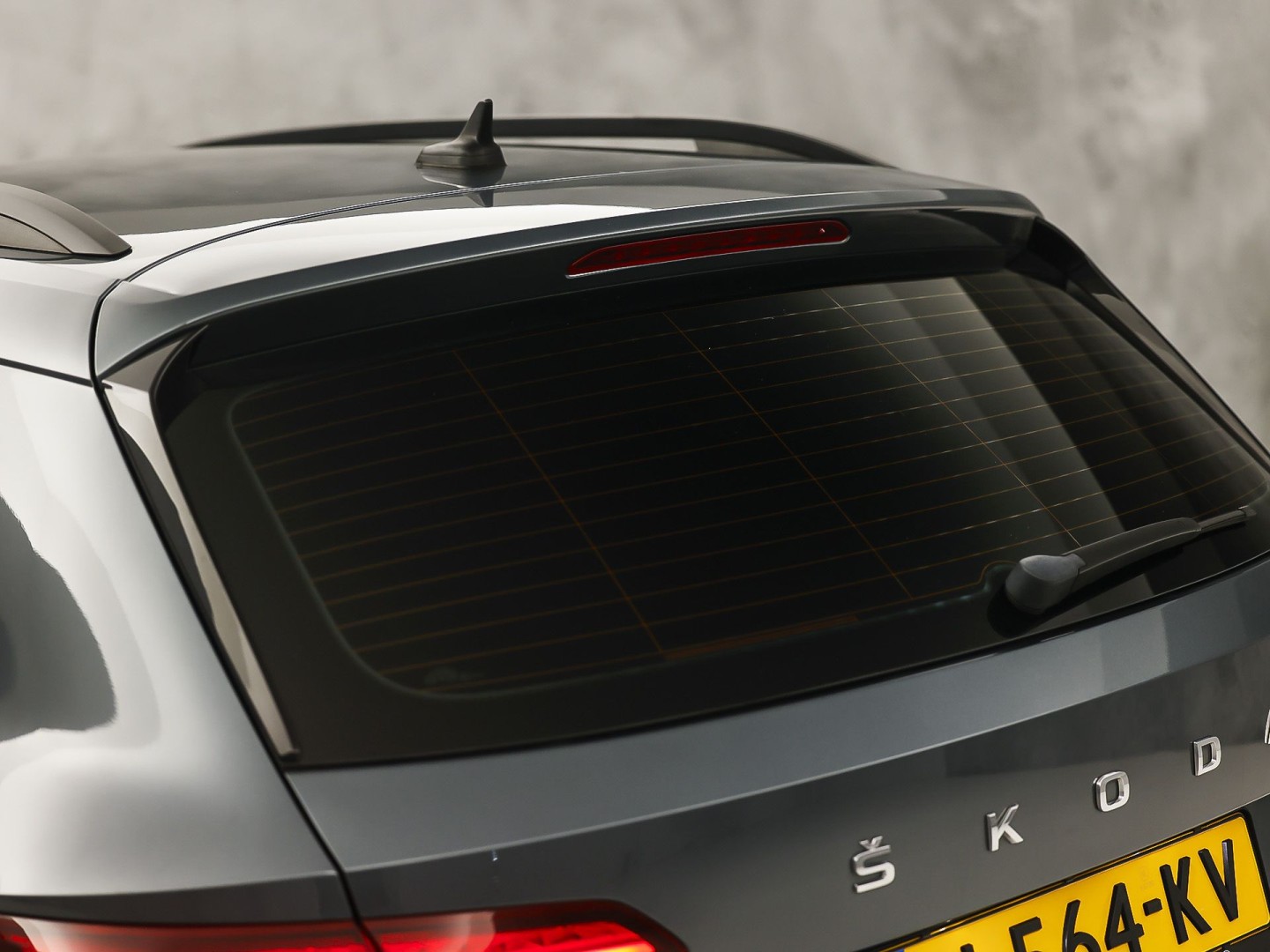 Škoda Karoq 1.5 TSI ACT Sport 150Pk (APPLE CARPLAY, CLIMATE, STOELVERWARMING, GETINT GLAS, SPORTSTOELEN, PARKEERSENSOREN, CRUISE, NIEUWSTAAT)