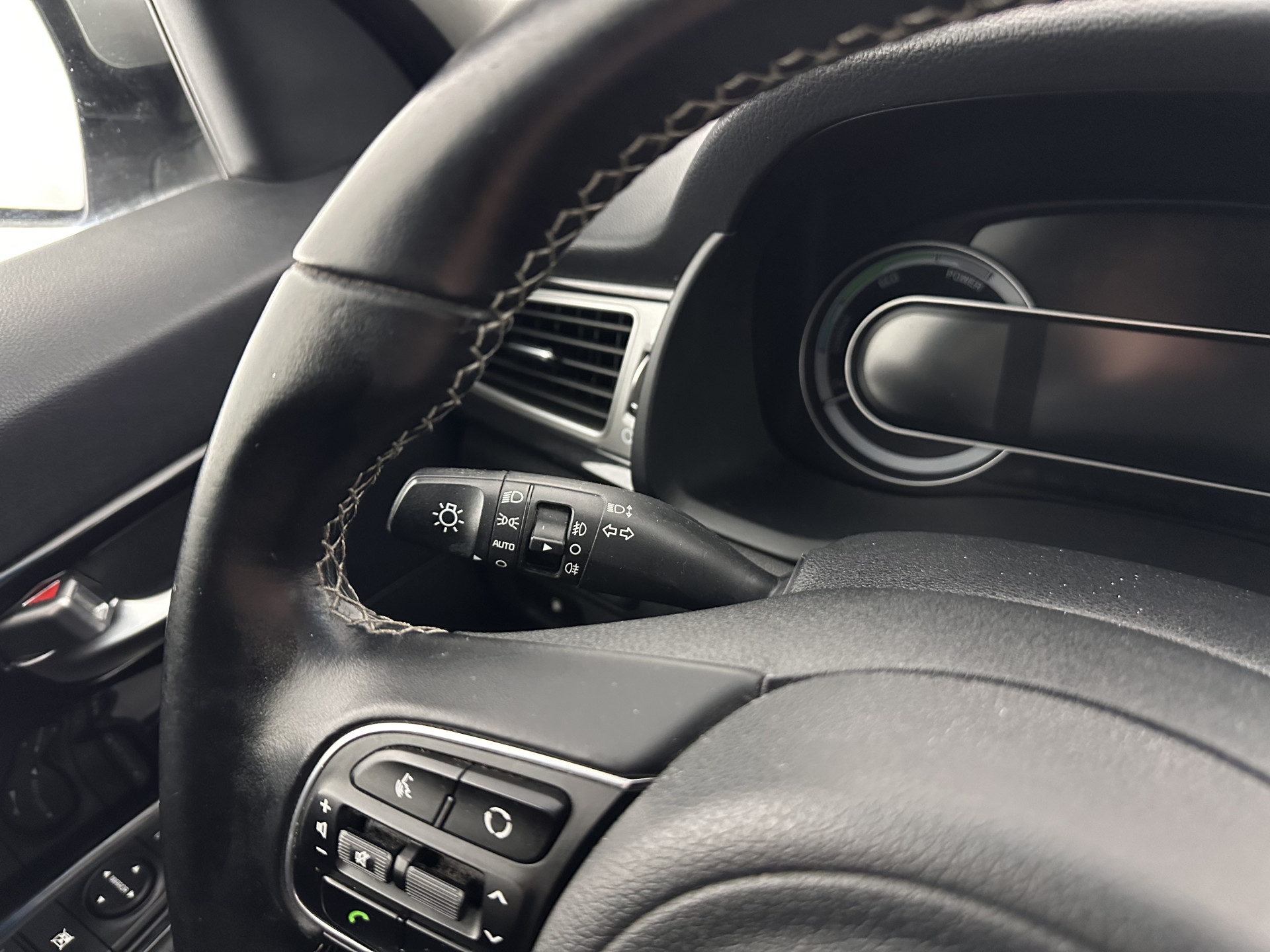 Kia Niro 1.6 GDi Hybrid ExecutiveLine (INCL.BTW) Aut. *LEATHER-FABRIC | NAVI-FULLMAP | KEYLESS | CAMERA | COMFORT-SEATS | DIGI-COCKPIT | LANE-ASSIST | ECC | CARPLAY | PDC | TOWBAR | 16''ALU*