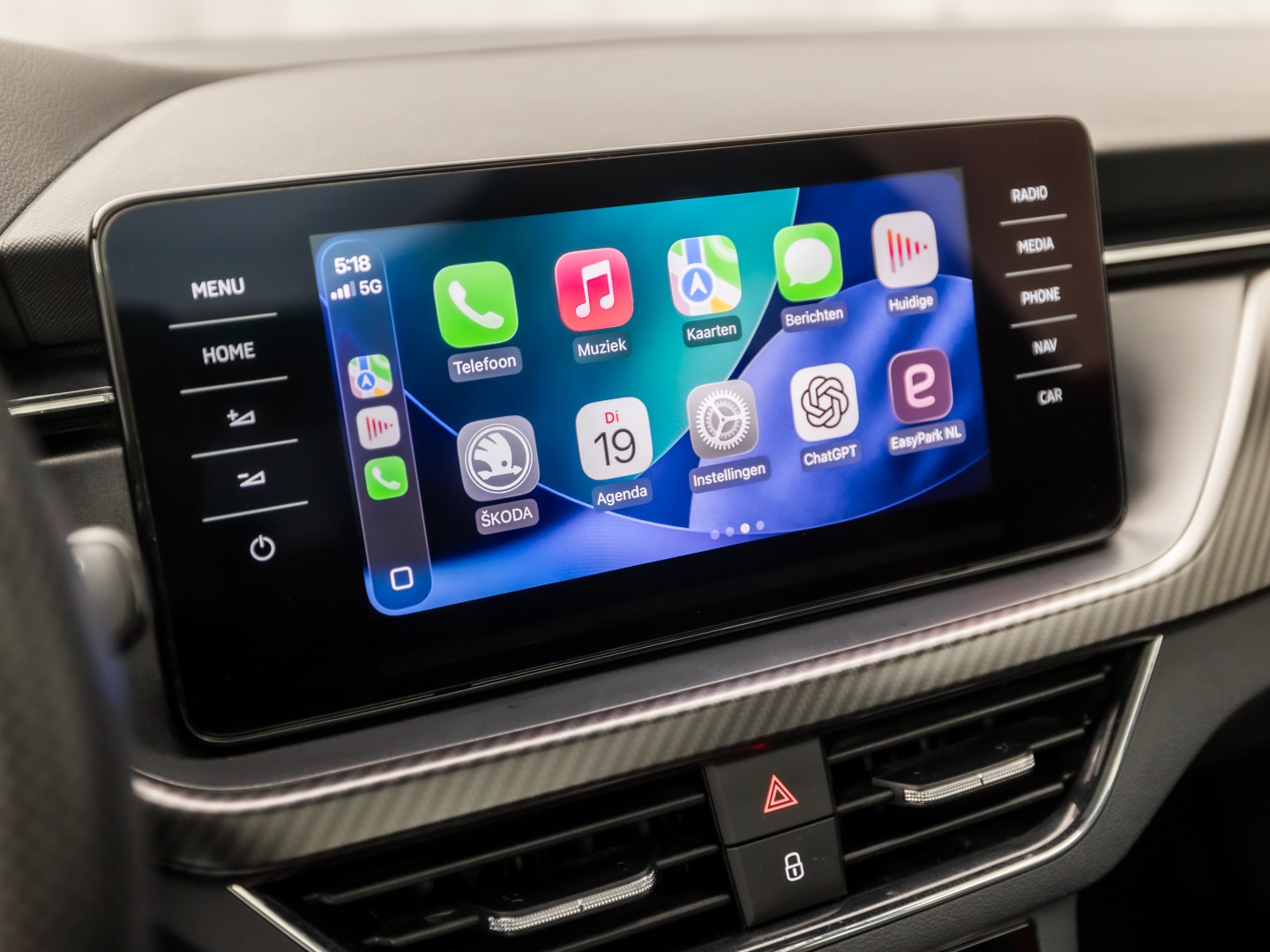 Škoda Kamiq 1.0 TSI Monte Carlo Automaat (PANORAMADAK, VIRTUAL COCKPIT, KUIPSTOELEN, APPLE CARPLAY, CAMERA, GETINT GLAS, ADAPTIVE CRUISE, KEYLESS, NIEUWSTAAT)