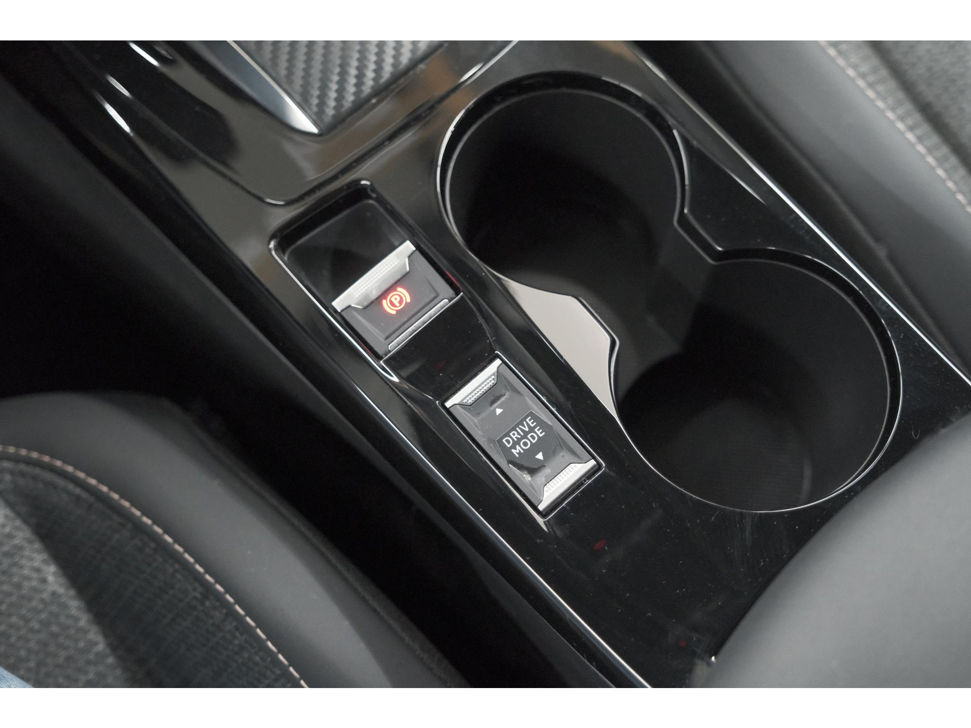 Peugeot 2008 Hybrid 136 e-DCS6 Allure | 360 Camera | Adaptieve Cruise Control | Dodehoekdetectie | Navigatie