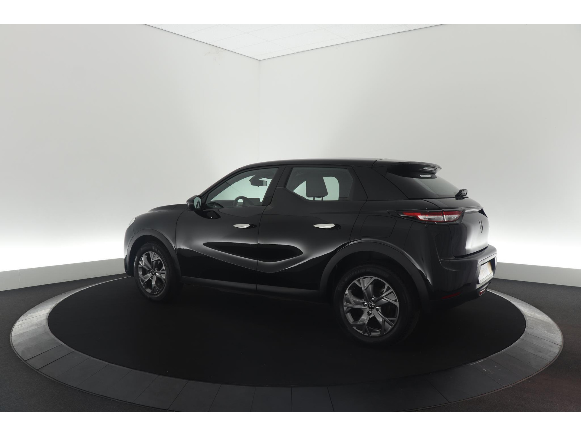 DS 3 Crossback PureTech 100 Montmartre | Parkeersensoren | Apple Carplay | Allseason Banden | Navigatie | Climate Control