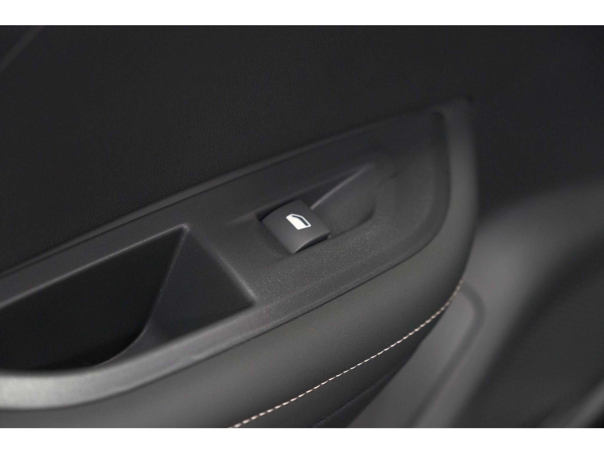 Peugeot e-2008 EV Allure 54 kWh | 11 KW Lader | Warmtepomp | Apple Carplay | Parkeersensoren