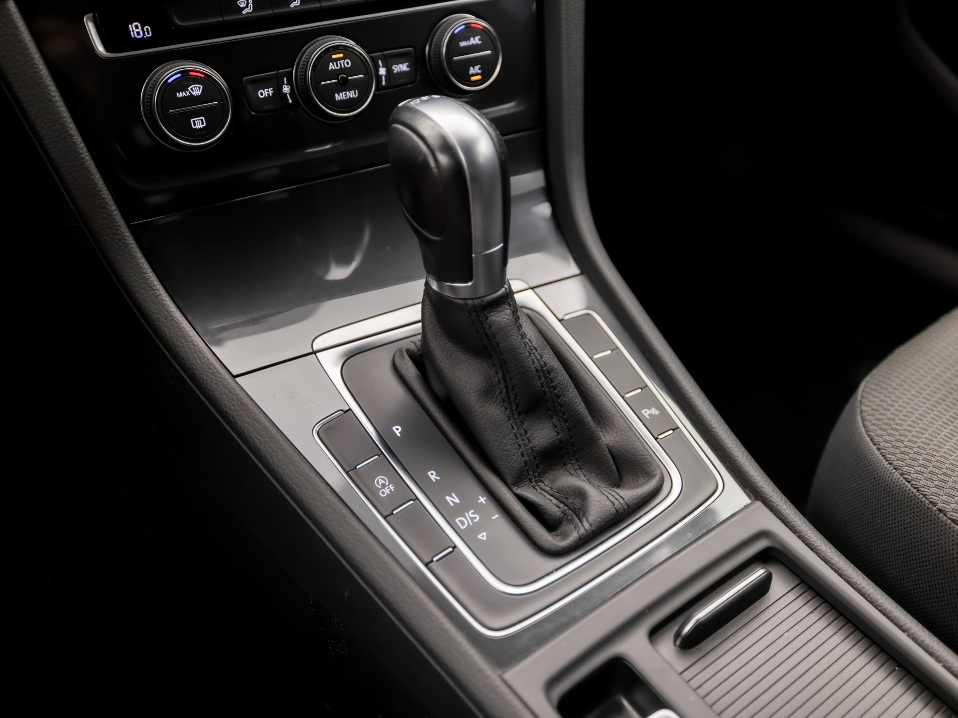 Volkswagen Golf Variant 1.0 TSI Sportline 116Pk Automaat (GROOT NAVI, APPLE CARPLAY, CLIMATE, ADAPTIVE CRUISE, PARKEERSENSOREN, LM VELGEN, NIEUWE APK, NIEUWSTAAT)