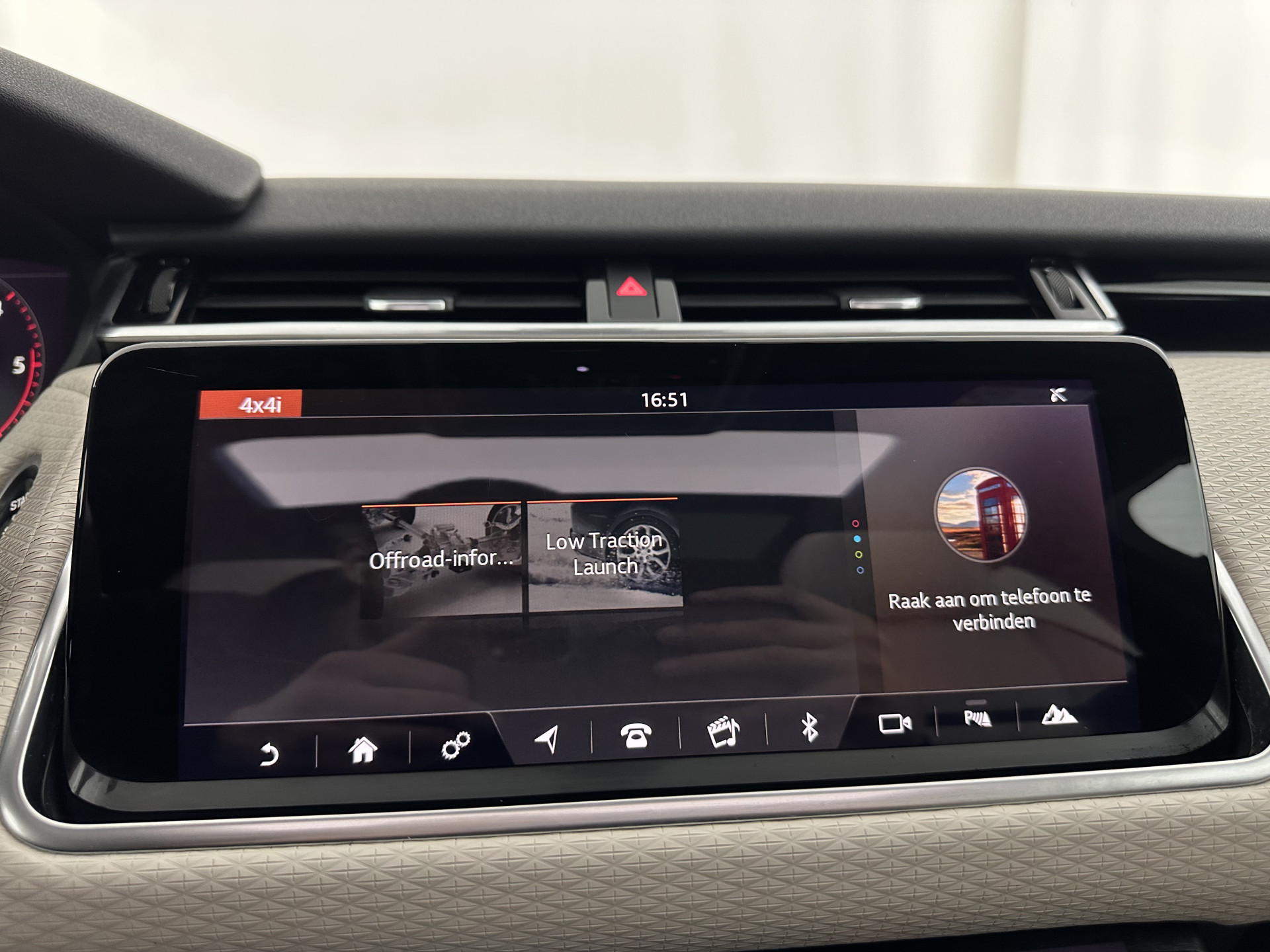 Land Rover Range Rover Velar 2.0 I4 AWD R-Dynamic HSE Aut. *PANO | LEATHER | FULL-LED | MEMORY-PACK | BLINDSPOT | MERIDIAN-SURROUND | DIGI-COCKPIT | CAMERA | KEYLESS | HEATED-COMFORTSEATS | PRIVACYGLASS | SHIFTPADDLES | HEAD-UP | 21"ALU*