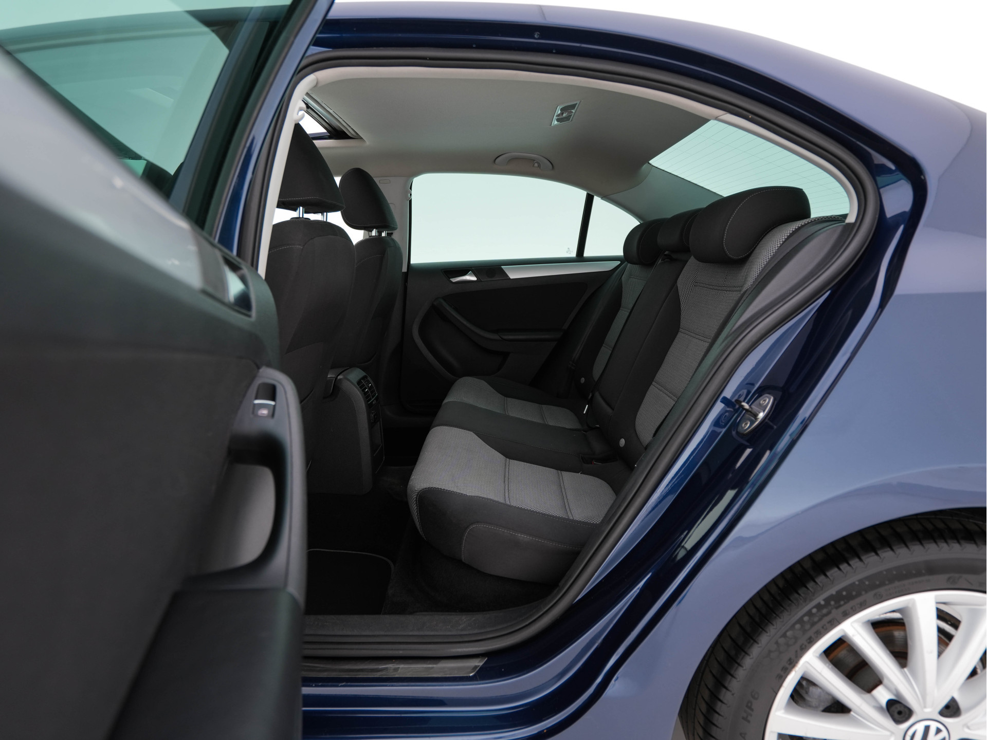 Volkswagen Jetta 1.4 TSI Hybrid Highline Executive-Pack Aut. *PANO | BI-XENON | NAVI-FULLMAP | CAMERA | HEATED-COMFORTSEATS | ECC | PDC | PRIVACY-GLASS | CRUISE | RADIO-CD | SHIFT-PADDLES | 17''ALU*