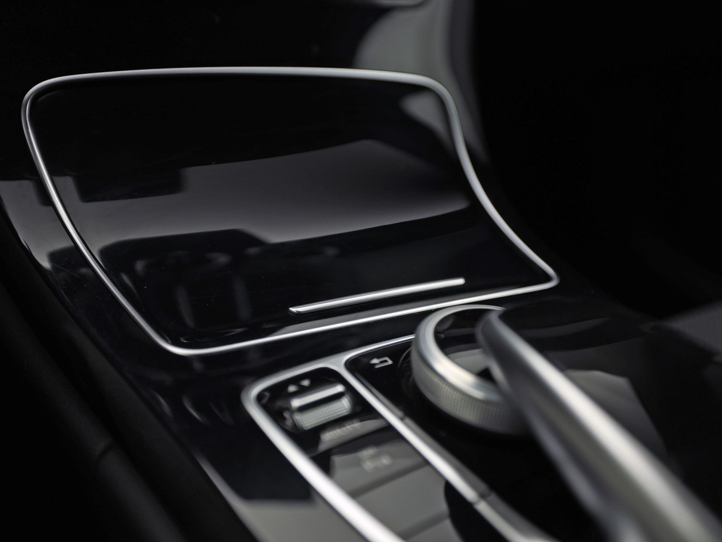 Mercedes-Benz C-Klasse 180 AMG Sport Automaat (GROOT NAVI, LEDER, STOELVERWARMING, GETINT GLAS, SPORTSTOELEN, CRUISE, NIEUWE APK, NIEUWSTAAT)