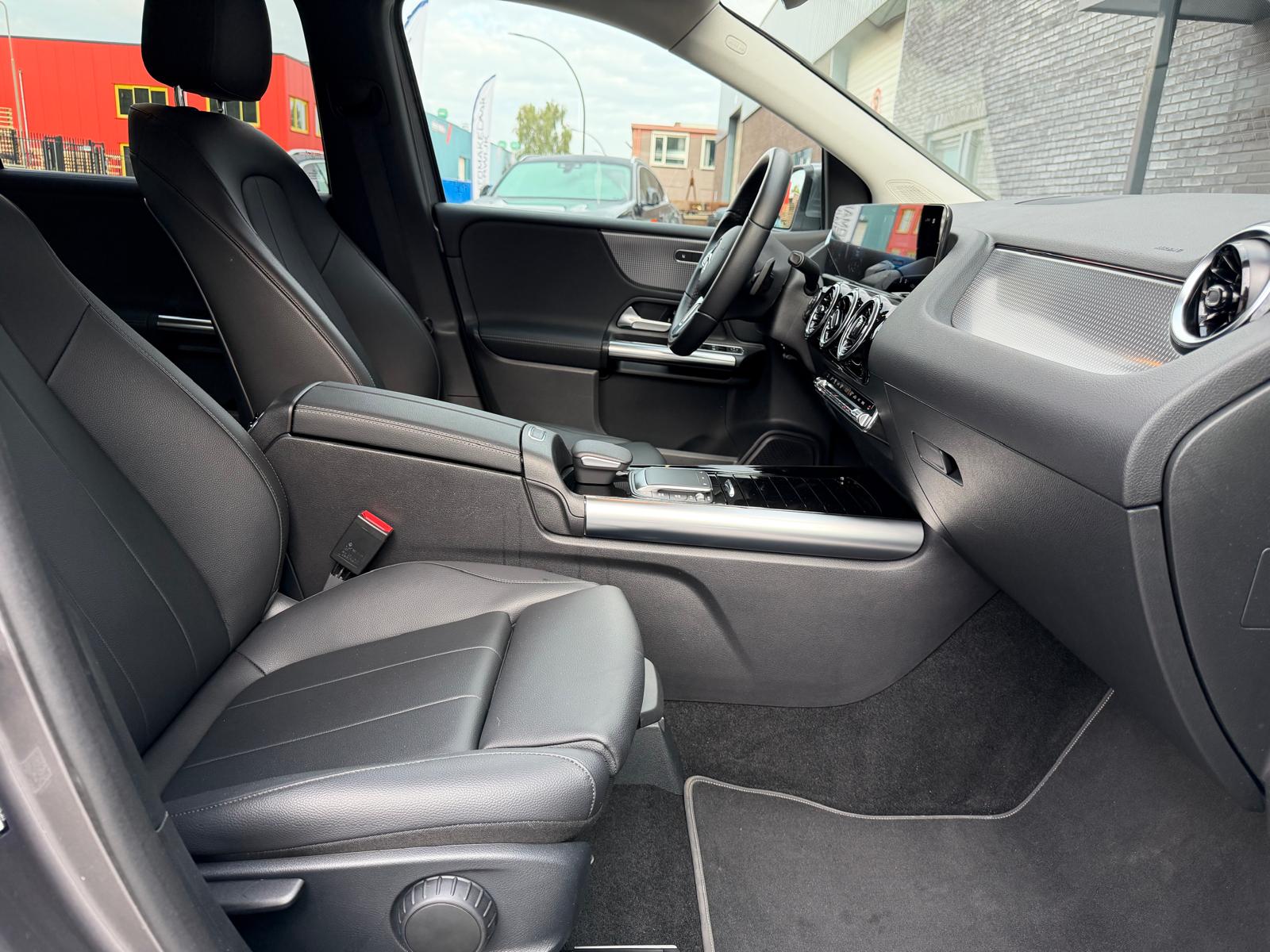 Mercedes-Benz B-klasse 180 Business Solution AMG | 1E EIGENAAR | 3/6/12MND GARANTIE | LEDER | LED | AUTOMAAT | DAB | CARPLAY | CRUISE | CLIMA | STOELVERWM. |