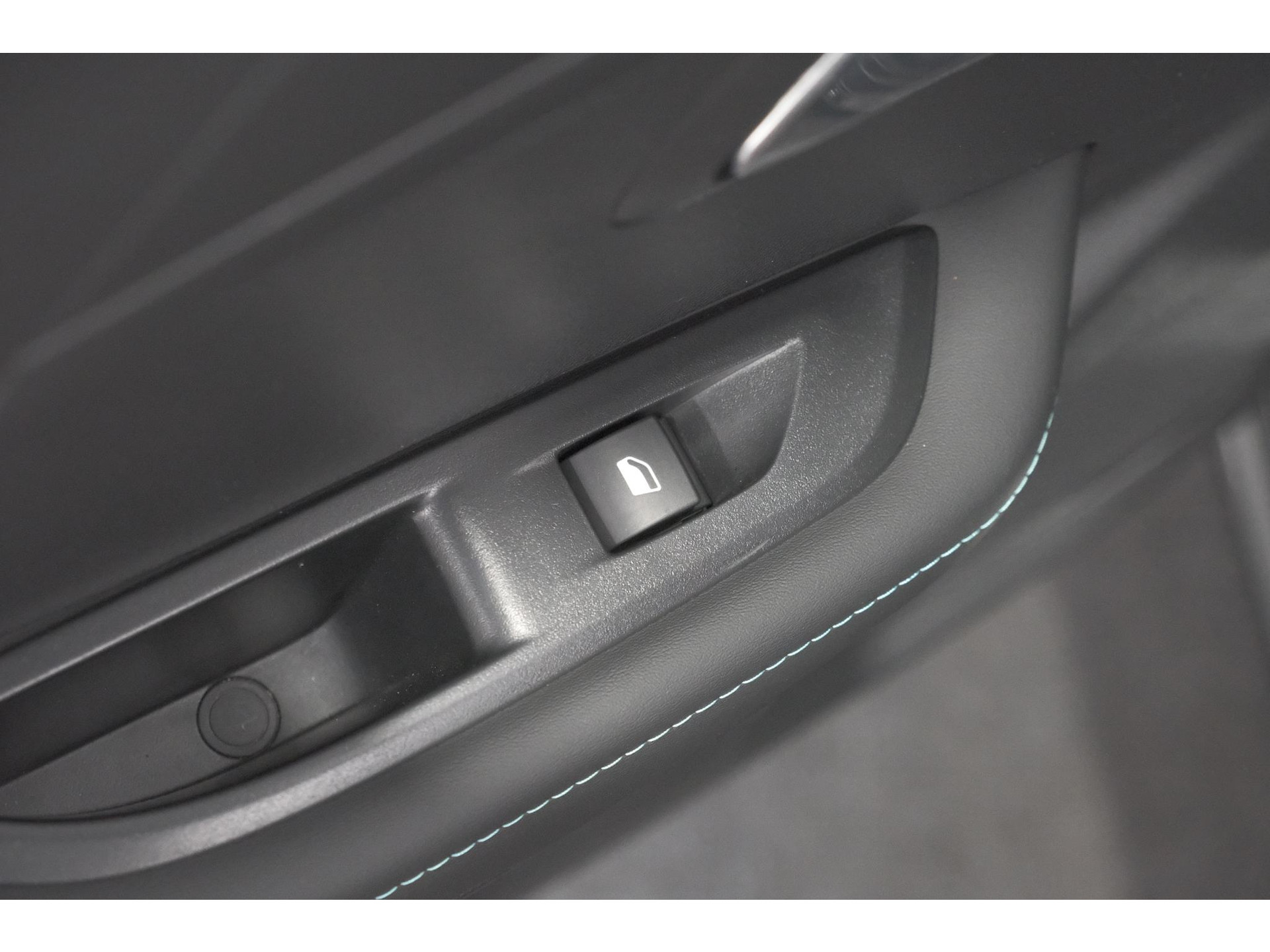 Peugeot e-208 EV Allure 50 kWh | 98,9% SOH | Camera | Navigatie | Parkeersensoren | Stoelverwarming