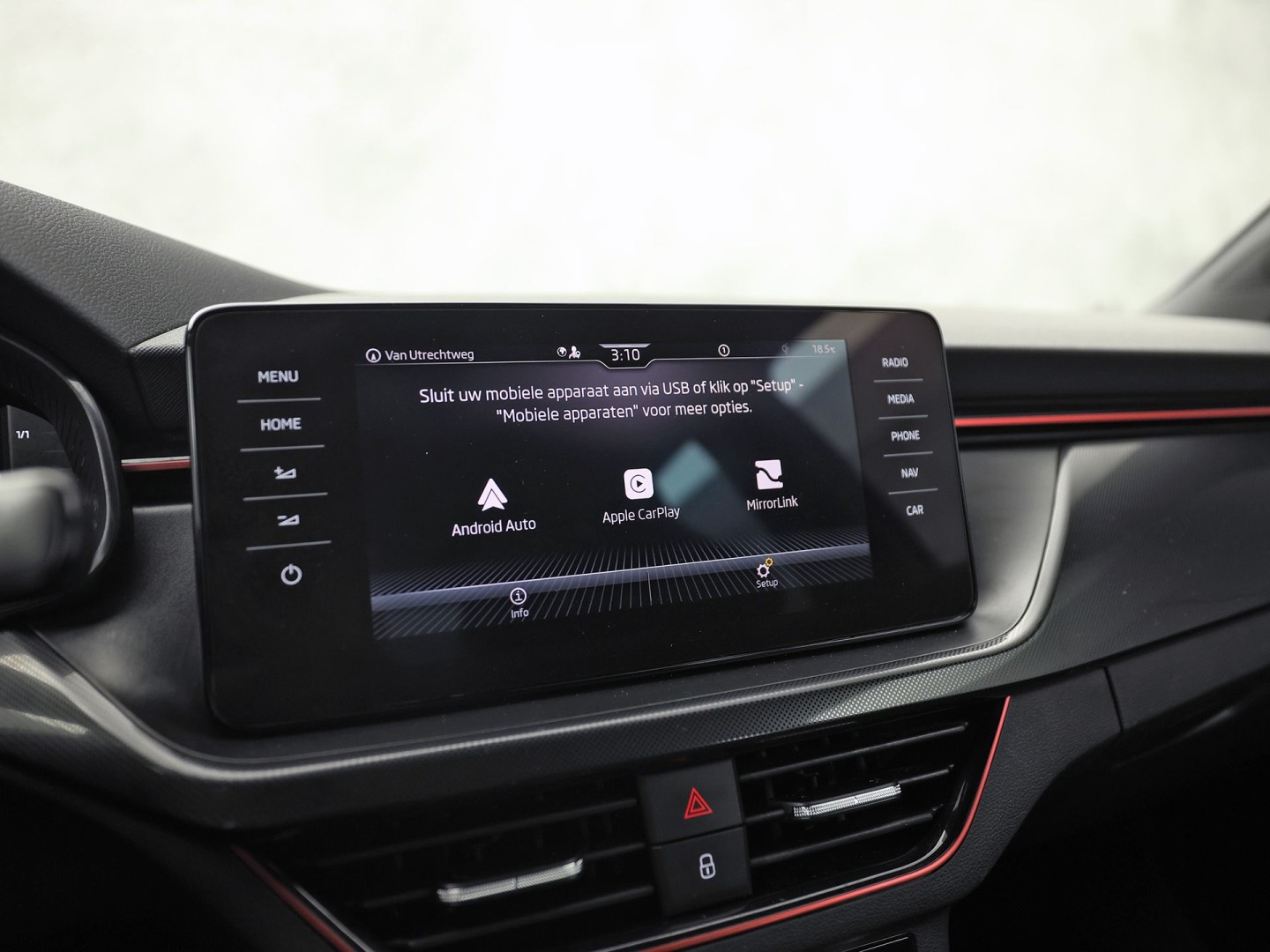 Škoda Kamiq 1.0 TSI Sport Automaat (KUIPSTOELEN, VIRTUAL COCKPIT, APPLE CARPLAY, GROOT NAVI, STOELVERWARMING, ADAPTIVE CRUISE, GETINT GLAS, ZWART HEMEL, NIEUWSTAAT)