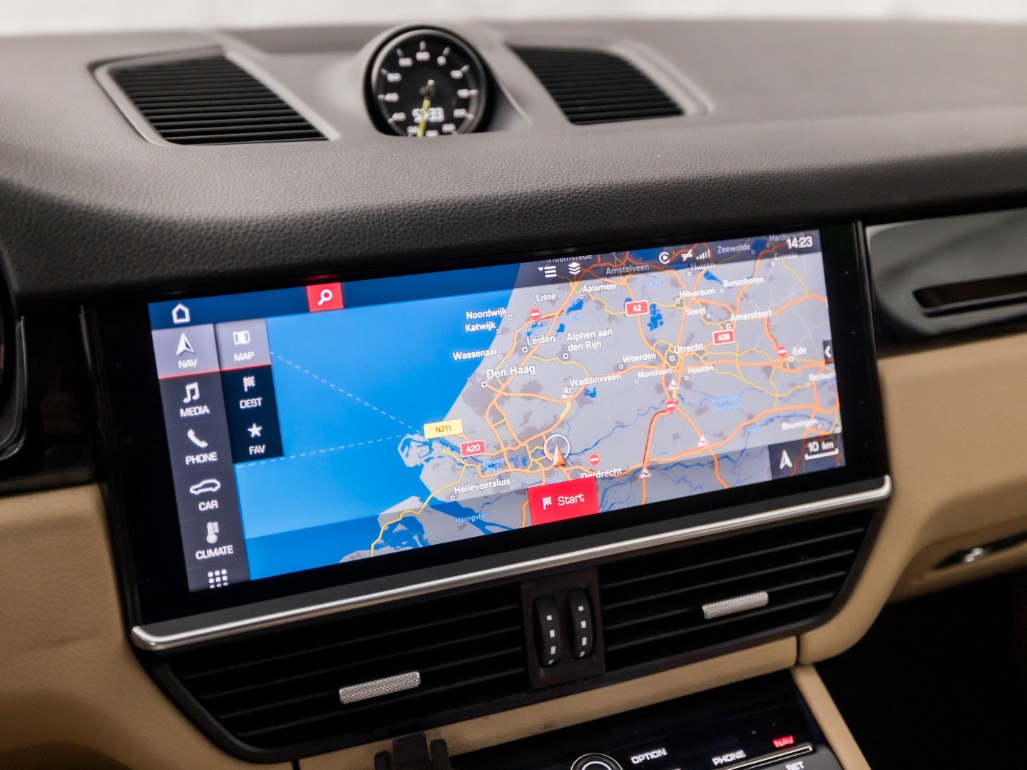 Porsche Cayenne 3.0 E-Hybrid Sport 463Pk (SPORTCHRONO PAKKET, LUCHTVERING, SOH 95%, BLACK PACK, APPLE CARPLAY, MEMORY SEATS, STOELVERWARMING, GETINT GLAS, CAMERA, NIEUWSTAAT)