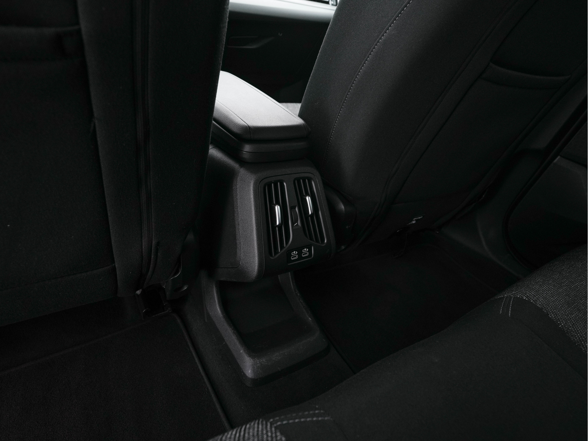 BMW iX1 xDrive30 Launch Edition 67 kWh [ 3-Fase-11kW ] {SOH-100%} (INCL-BTW) Aut. *FULL-LED | DIGI-COCKPIT | DAB+ | NAVI-FULLMAP | PRIVACYGLASS | COMFORTSEATS | ECC | PDC | CRUISE | 18''ALU*