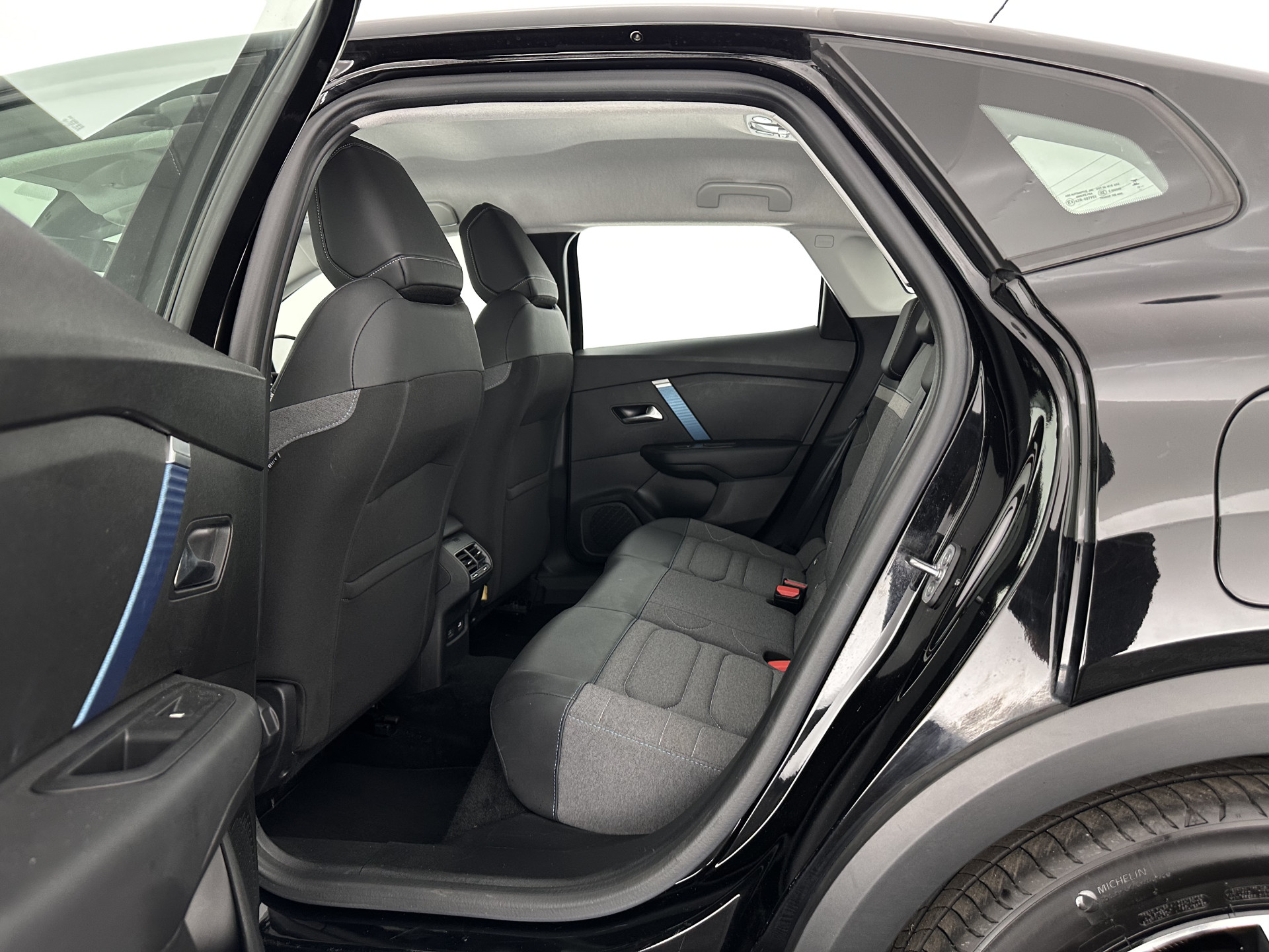 Citroën Ë-C4 X Feel Pack 50 kWh [ 3-Fase ] (INCL.BTW) *FULL-LED | LEATHER-FABRIC | DIGI-COCKPIT | DAB | COMFORT-SEATS | CAMERA | ECC | PDC | CRUISE | 18''ALU*