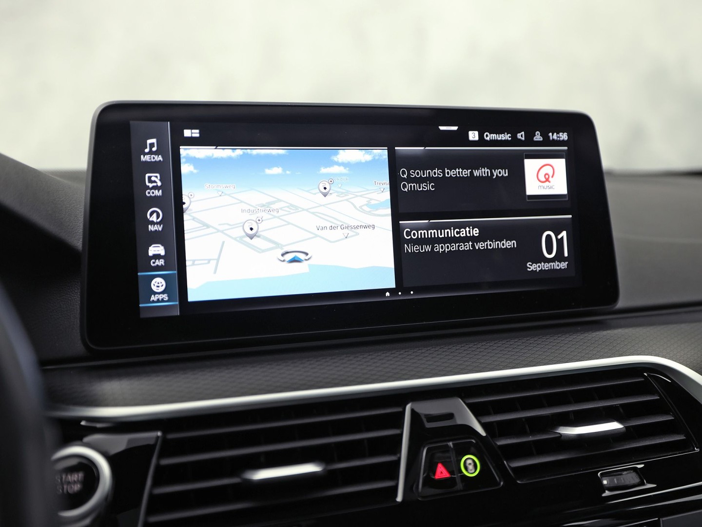 BMW 5 Serie 530e M Sport High Executive 293Pk (PANORAMADAK, M PAKKET, LASER LED, HEAD-UP DISPLAY, 360 CAMERA, MEMORY SEATS, HARMAN/KARDON, TREKHAAK ELEKTRISCH, STOELVERWARMING ACHTER, DISPLAY KEY, NIEUWSTAAT)
