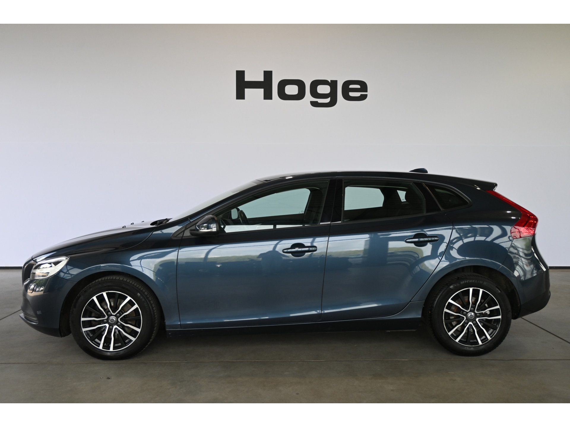 Volvo V40 2.0 T2 Momentum Nap Clima Cruise control Trekhaak Navigatie Stoelverwarming Goed onderhouden! Inruil Mogelijk!