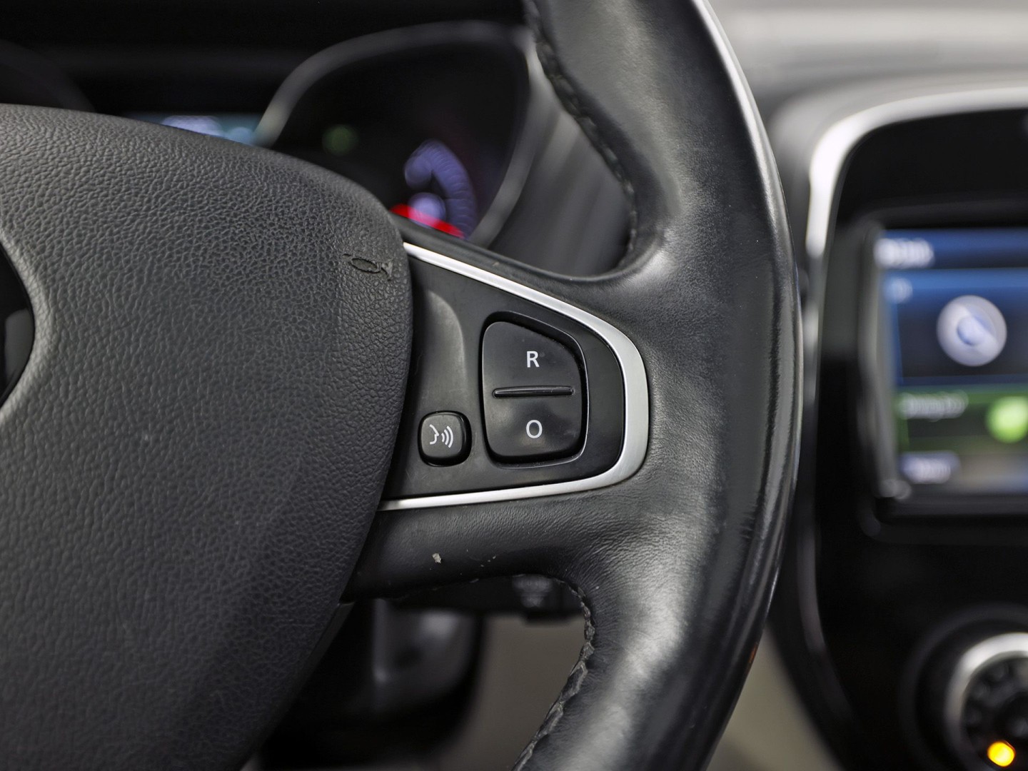 Renault Captur 1.2 TCe Initiale Paris (PANORAMADAK, NAVIGATIE, LEDER, STOELVERWARMING, CLIMATE, CAMERA, SPORTSTOELEN, GETINT GLAS, CRUISE, NIEUWSTAAT)