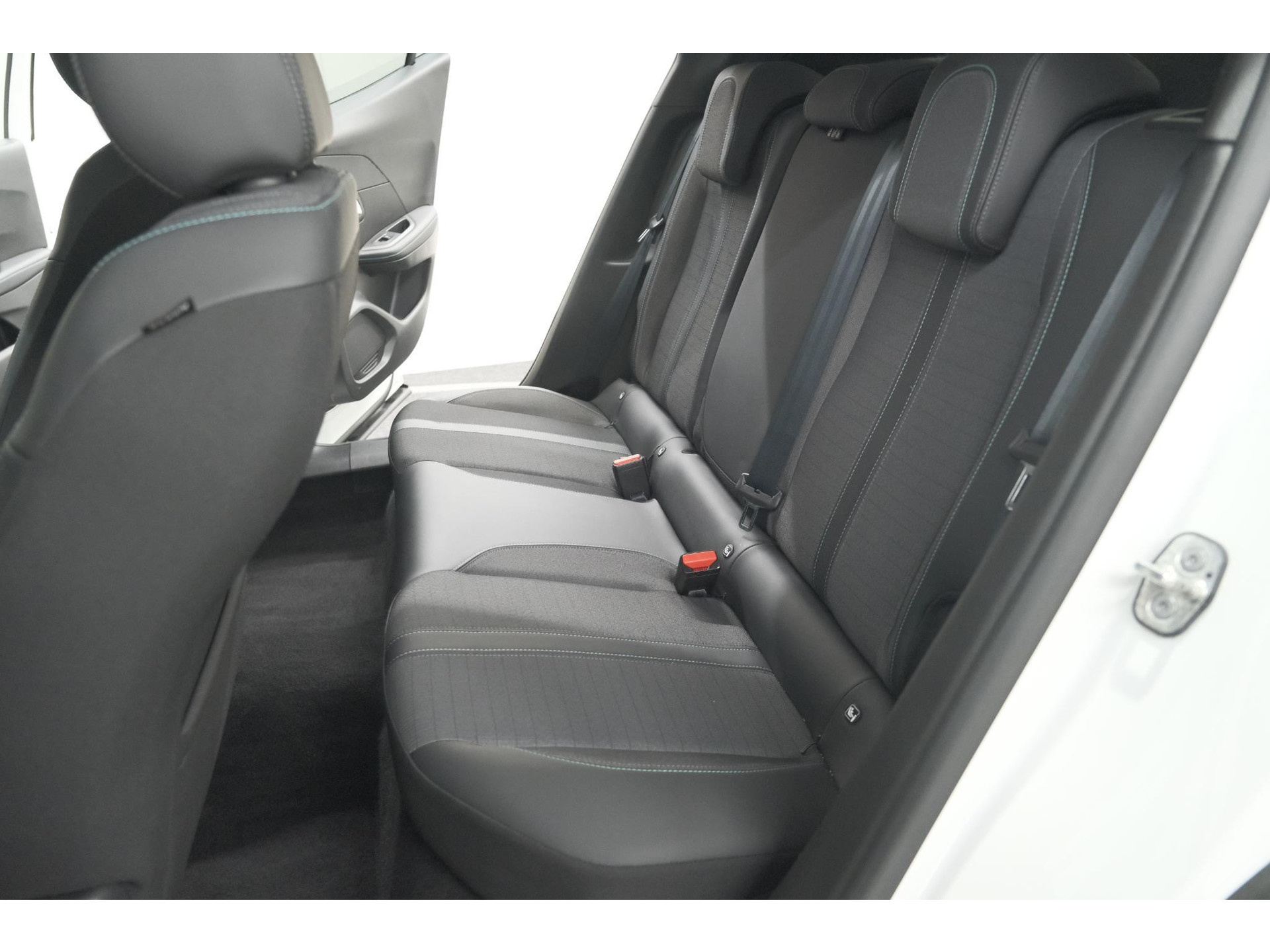 Peugeot 2008 PureTech 102 Allure Pack | Allseason Banden | Parkeersensoren | Apple Carplay