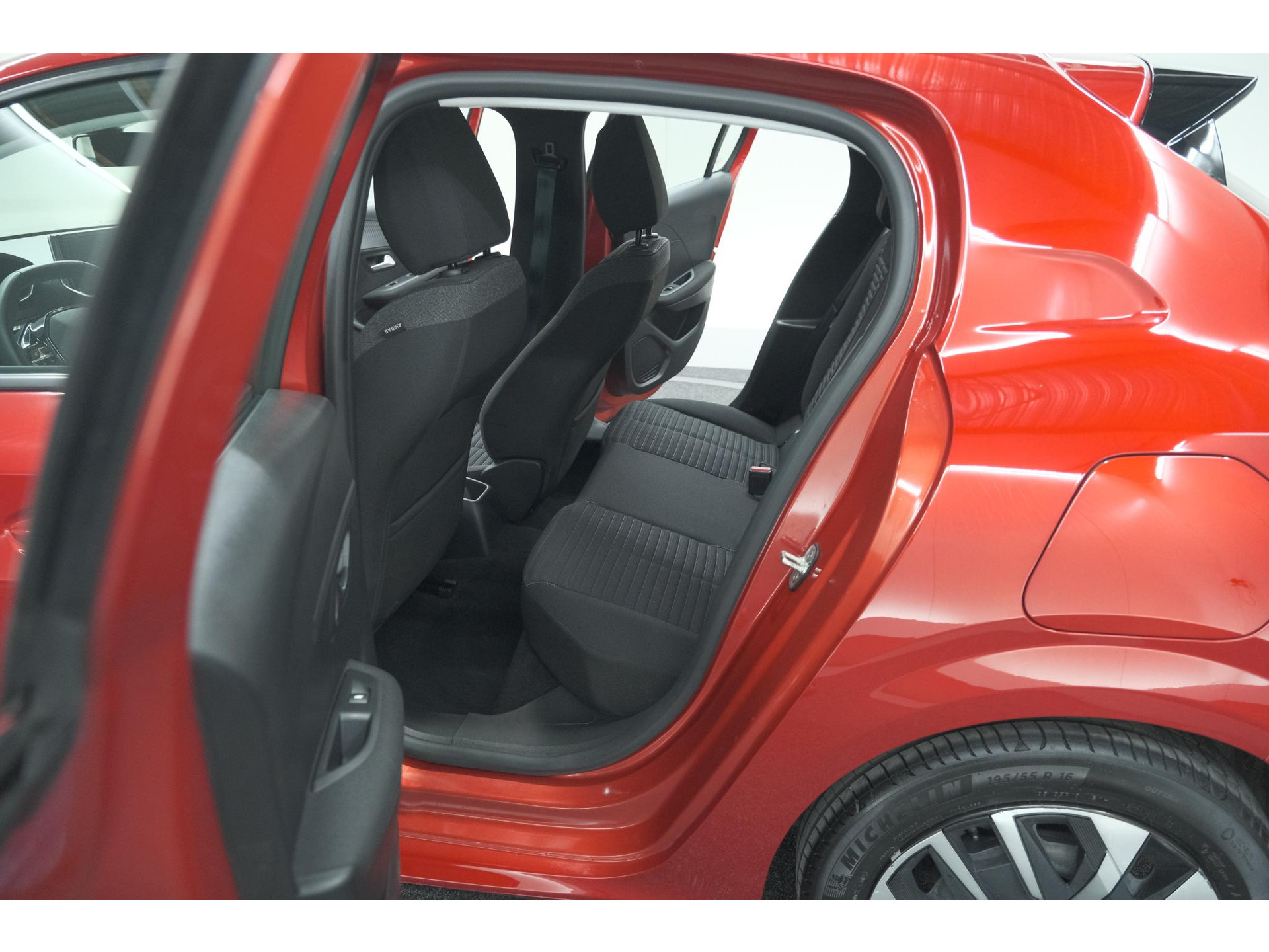 Peugeot 208 PureTech 100 Style | Navigatie | Cruise Control | Apple Carplay