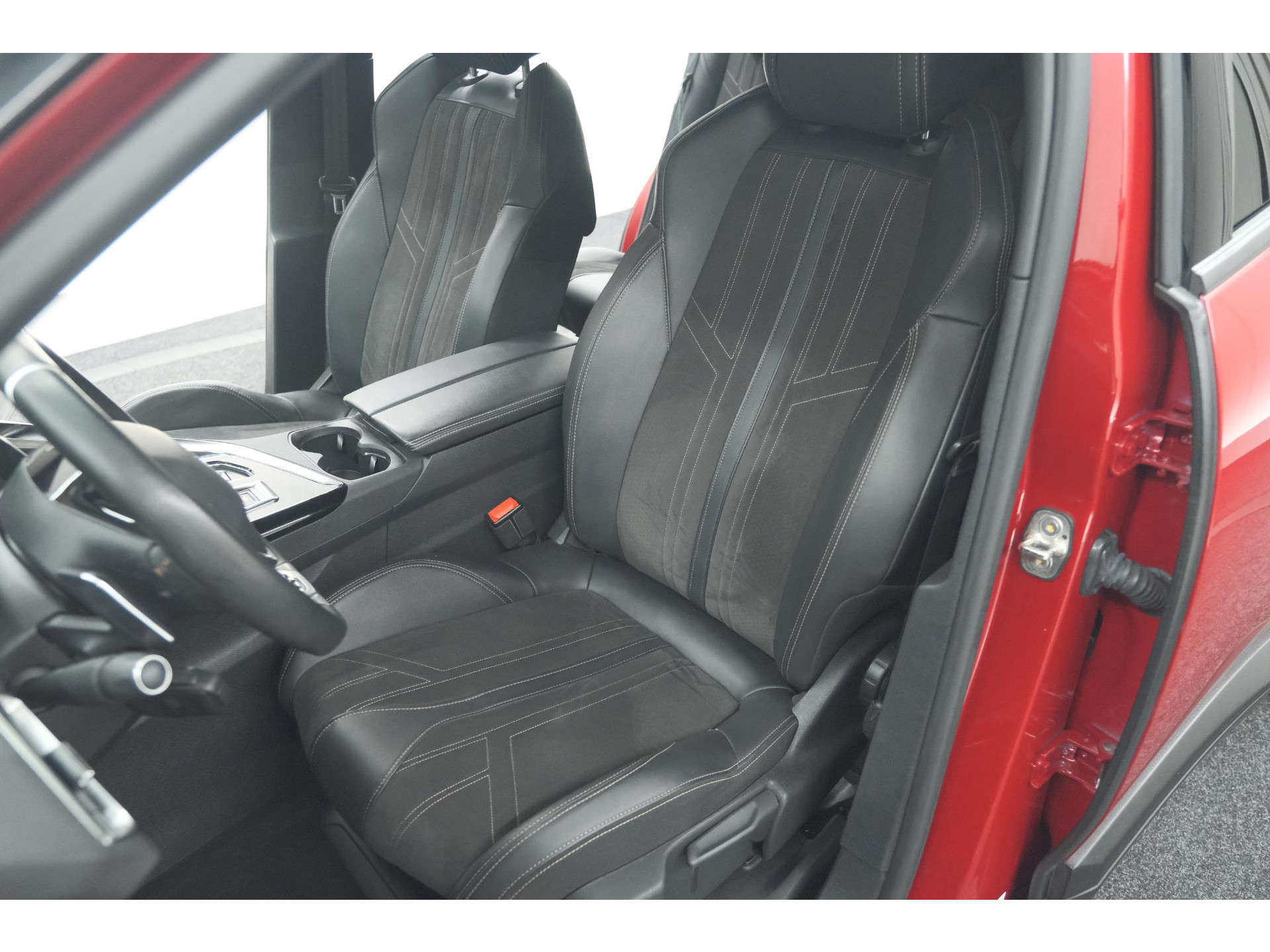 Peugeot 5008 PureTech 130 EAT8 GT Black Pack | Elektrische Kofferklep | Camera | Adaptieve Cruise Control | Dodehoekdetectie