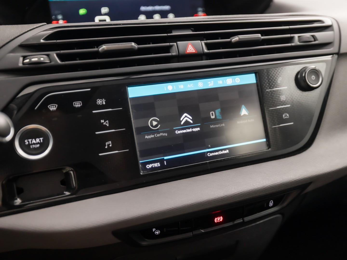 Citroën Grand C4 Spacetourer 1.2 PureTech Sport 7 Persoons Automaat 131Pk (APPLE CARPLAY, DB-RIEM VERVANGEN, GROOT NAVI, CAMERA, GETINT GLAS, TREKHAAK, NIEUWE APK, NIEUWSTAAT)