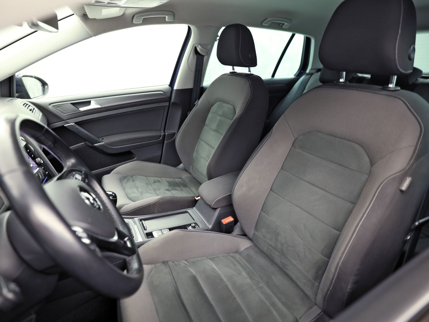 Volkswagen Golf 1.5 TSI Sportline (APPLE CARPLAY, GROOT NAVI, CLIMATE, STOELVERWARMING, SPORTSTOELEN, LED KOPLAMPEN, PARKEERSENSOREN, ADAPTIVE CRUISE, NIEUWSTAAT)