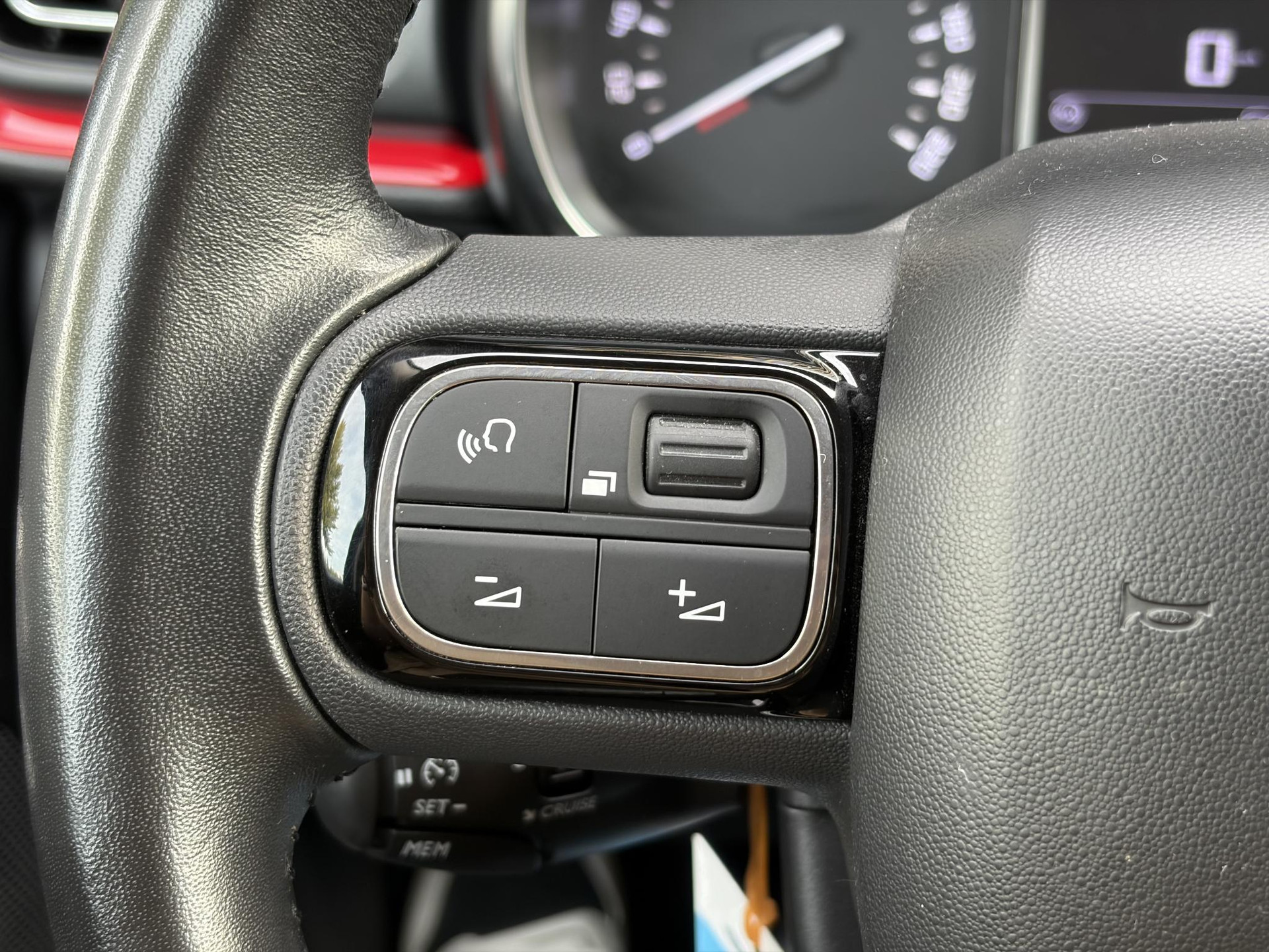 Citroen C3 1.2 PureTech Shine ✓2e Eigenaar✓Camera✓Carplay✓Navi✓Trekhaak✓Pdc✓Clima✓Cruise✓17''Lm velgen✓Rijstrooksensor✓N.A.P✓Apk tot 04-2027