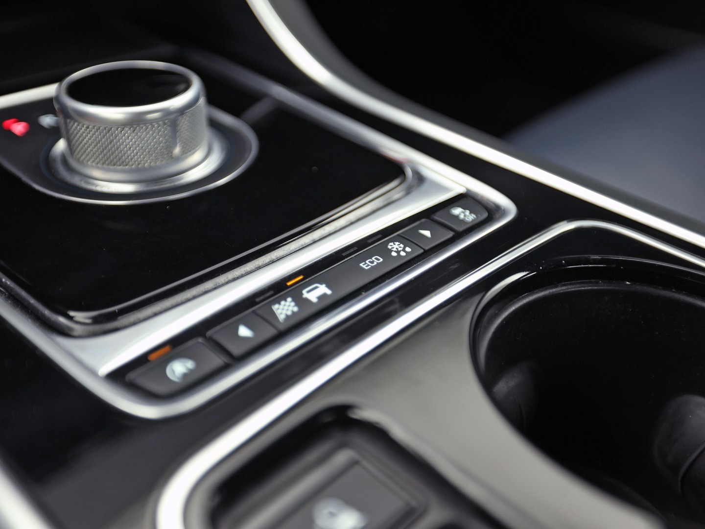 Jaguar XE 2.0 Portfolio 241Pk Automaat (NAVIGATIE, MERIDIAN AUDIO, LEDER, ELEK SPORTSTOELEN, LANE ASSIST, STUURWIEL VERWARMD, ZWART HEMEL, NIEUWSTAAT)