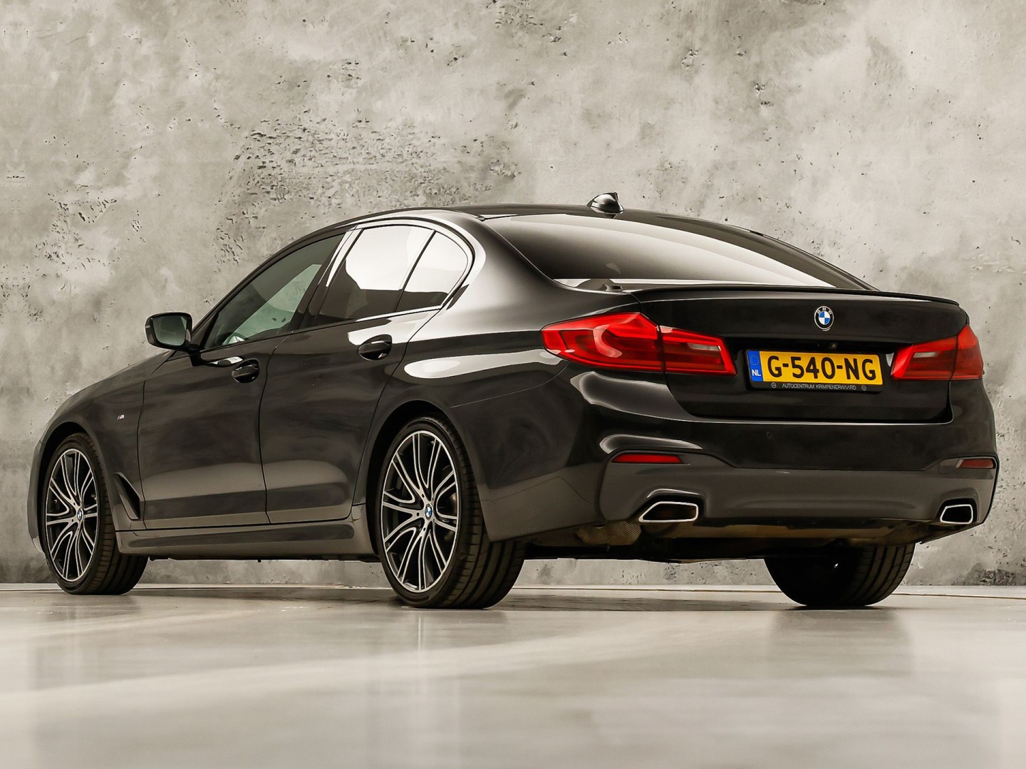 BMW 5-serie 520i M Sport High Executive 184Pk Automaat (GROOT NAVI, M PAKKET, 360 CAMERA, MEMORY SEATS, HARMAN/KARDON, STUUR/STOELVERWARMING, LUXE LEDER, HEAD-UP DISPLAY, GETINT GLAS, NIEUWSTAAT)