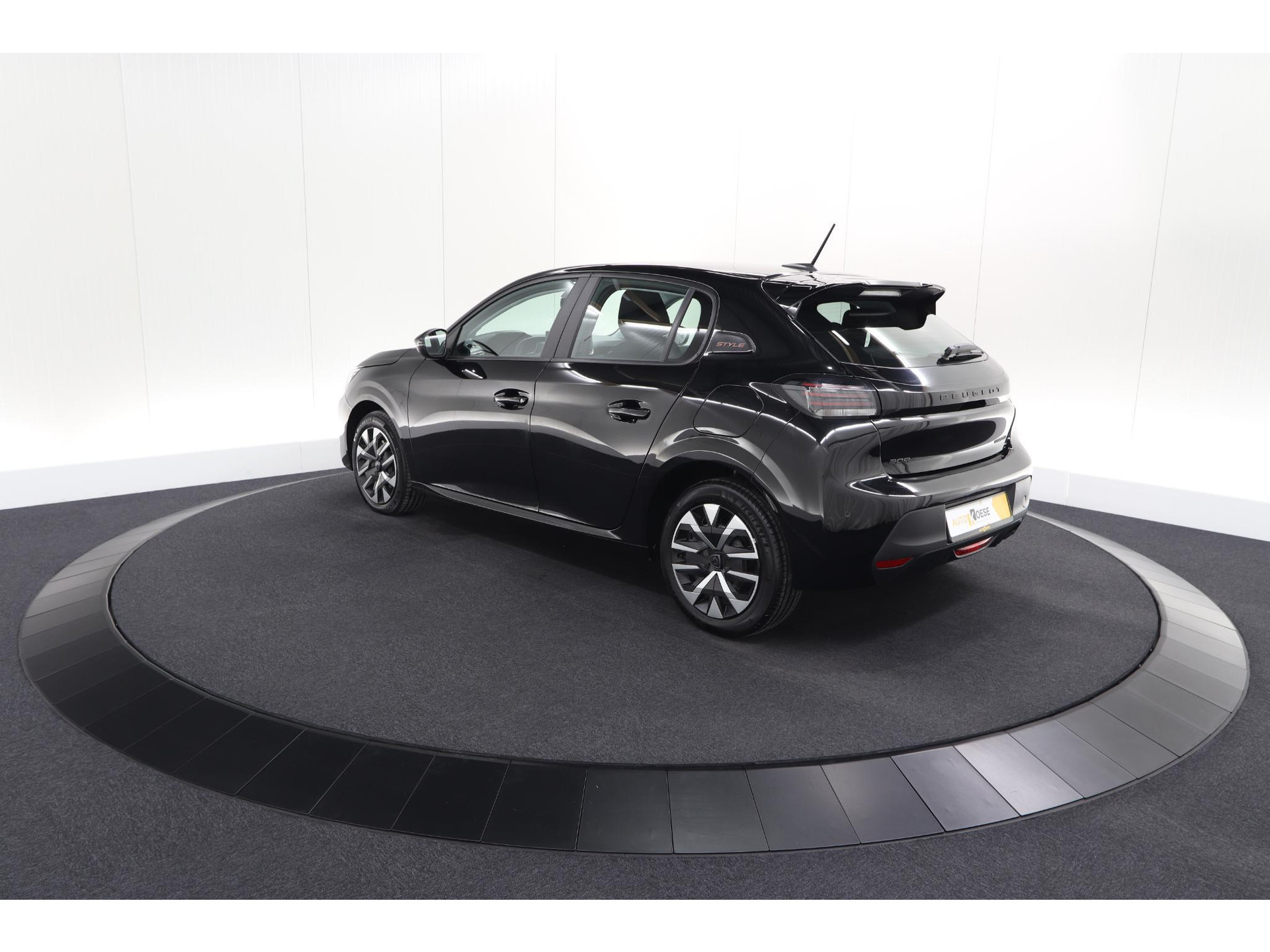 Peugeot 208 1.2 Hybrid 110 e-DCS6 Style | Parkeersensoren | Apple Carplay | Cruise Control | Airco