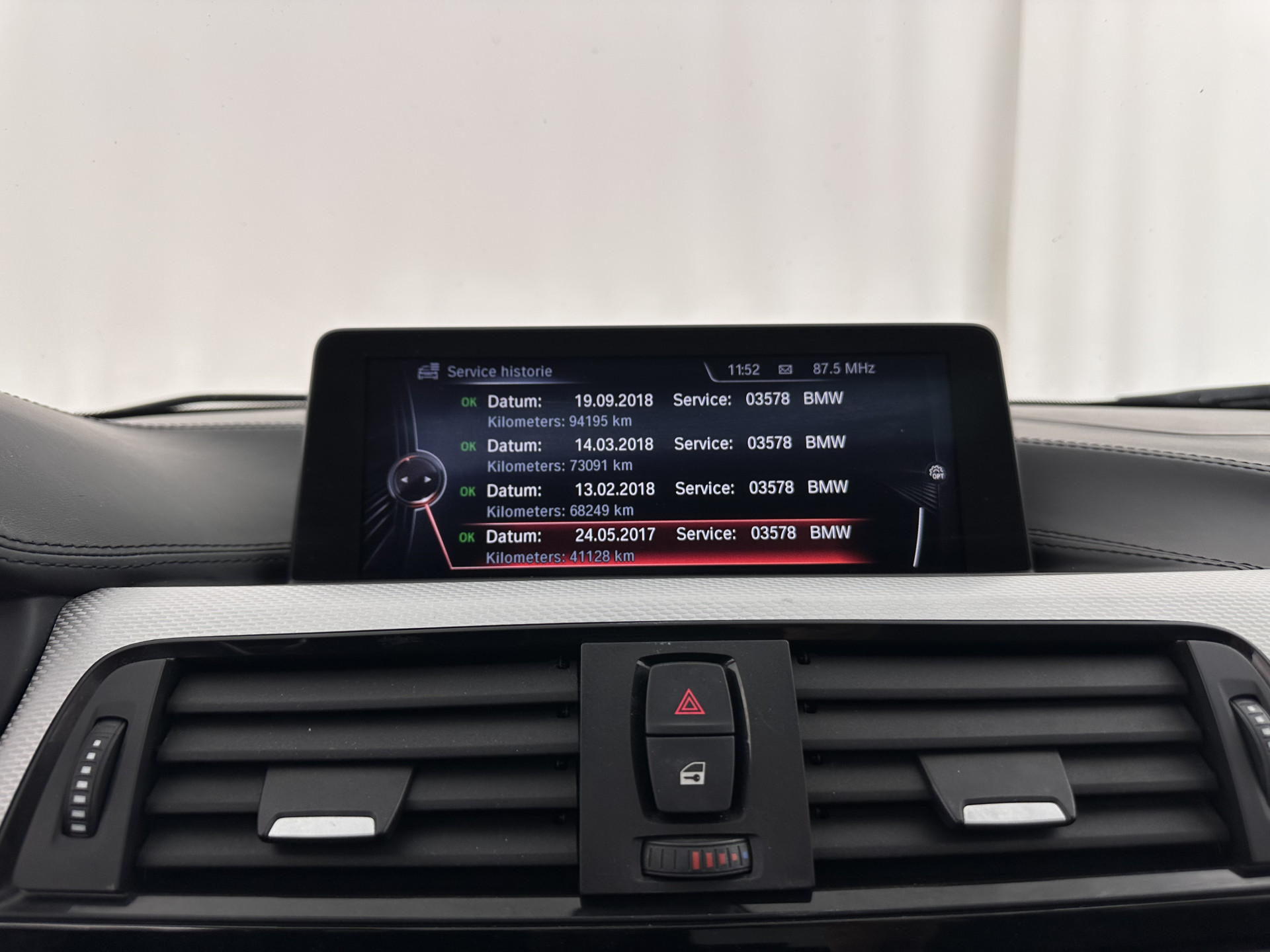 BMW 3-serie 330d M-Sportpack High Executive Aut. *PANO | LEATHER | XENON | ADAPTIVE-CRUISE | HARMAN/KARDON | MEMORY-PACK | BLINDSPOT | HEATED-SPORTSEATS | CAMERA | DAB | KEYLESS | ECC | HEAD-UP | PDC | SHIFTPADDLES | TOWBAR |  18''ALU