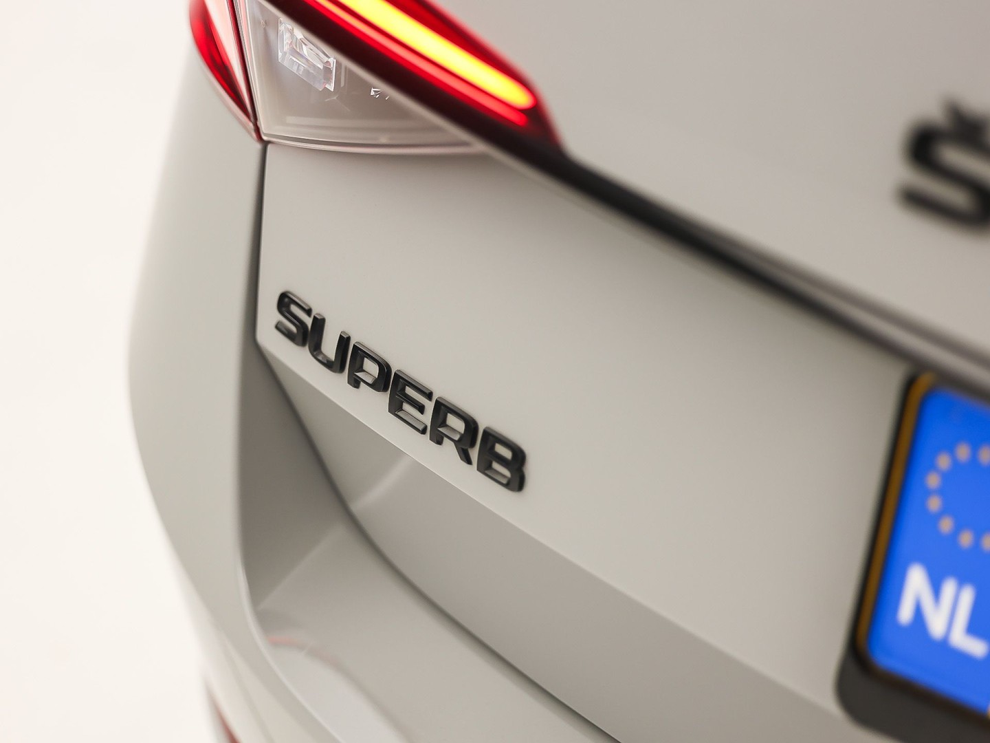 Škoda Superb Combi 1.4 TSI iV Sportline 218Pk Automaat (PANORAMADAK, 360 CAMERA, VIRTUAL COCKPIT, MEMORY SEATS, CANTON AUDIO, STOELVERWARMING, ADAPTIVE CRUISE, SFEERVERLICHTING, APPLE CARPLAY, NIEUWSTAAT)