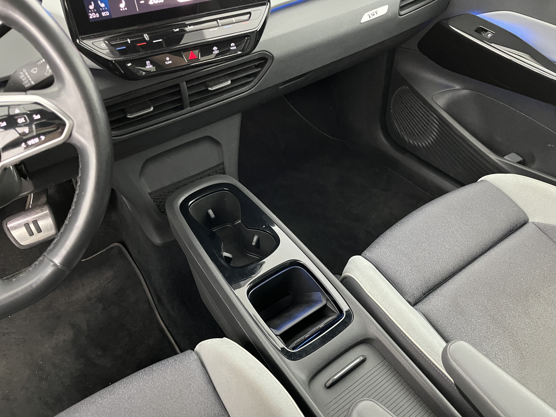 Volkswagen ID.3 First Max 58 kWh [ 3-Fase-11kW ] {SOH-89%} (INCL-BTW) *HEATPUMP | PANO | HEAD-UP | ADAPTIVE-CRUISE | IQ-LIGHTS | BLINDSPOT | CAMERA | KEYLESS | MICROFIBRE | AMBIENTLIGHT | NAVI-FULLMAP | DAB+ | ECC | HEATED-SPORTSEATS | DIGI-COCKPIT |