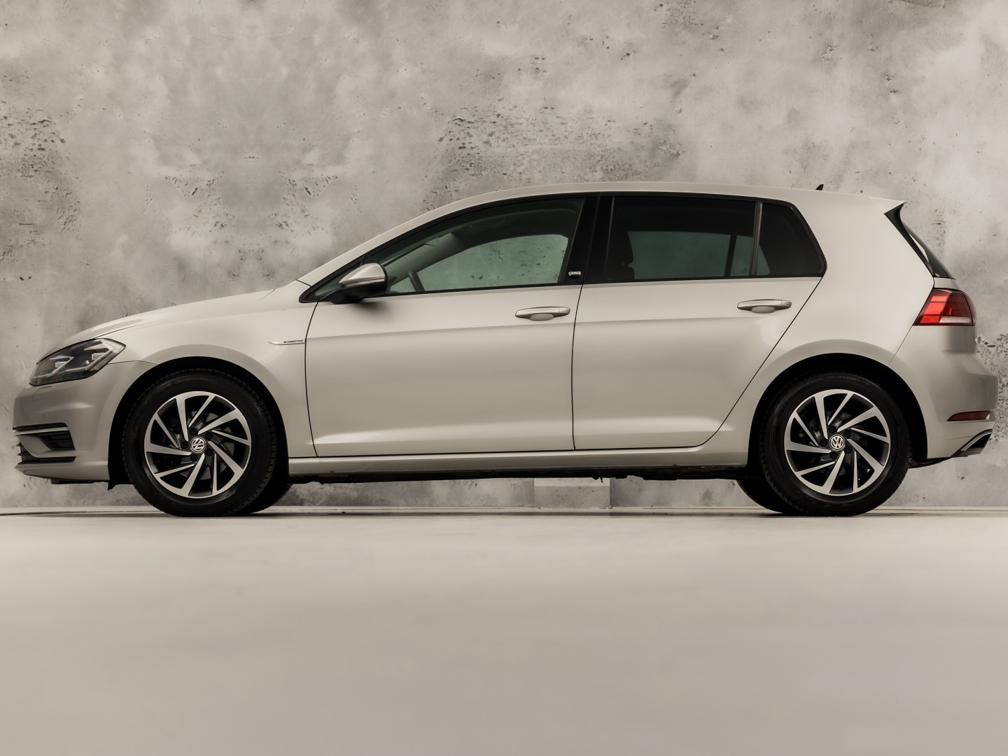Volkswagen Golf 1.5 TSI 131PK Sportline (APPLE CARPLAY, GROOT NAVI, 4 CILINDER, CLIMATE, LED KOPLAMPEN, STOELVERWARMING, SPORTSTOELEN, GETINT GLAS, LM VELGEN, ADAPTIVE CRUISE, PARKEERSENSOREN, NIEUWSTAAT)