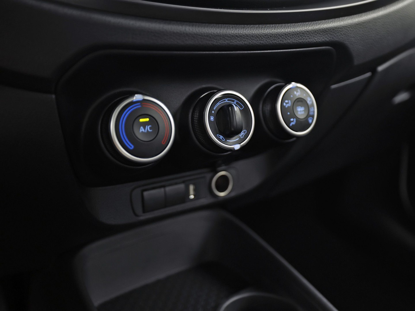 Toyota Aygo 1.0 VVT-i MT Play (APPLE CARPLAY, NAVIGATIE, ADAPTIVE CRUISE, SPORTSTOELEN, LANE ASSIST, CAMERA, NIEUWSTAAT)