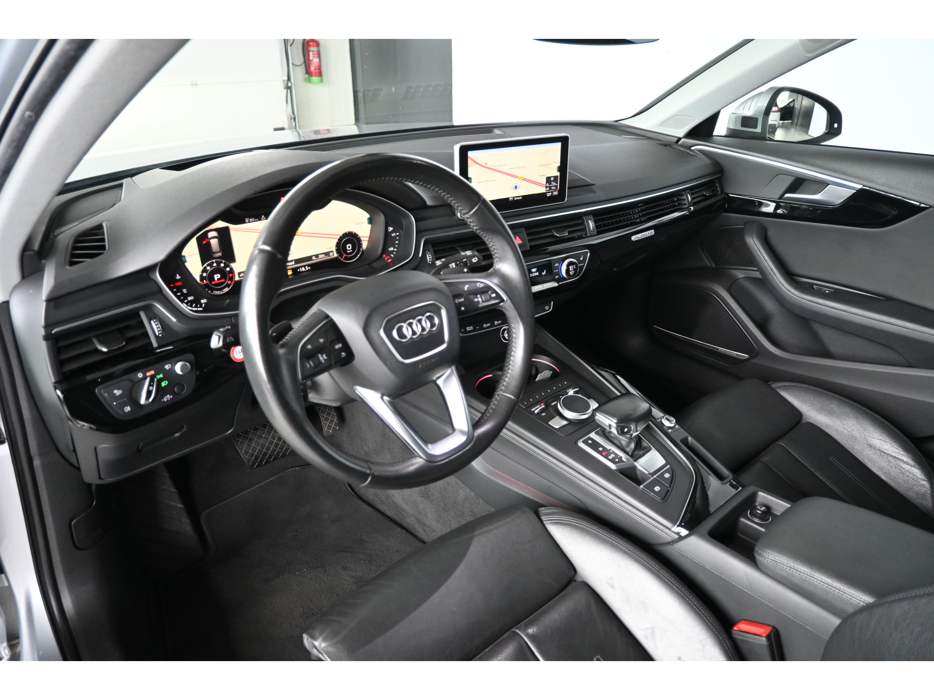 Audi A4 Avant 2.0 TFSI quattro S-Line Automaat Navigatie Panoramadak Adaptief Matrix LED Goed Onderhouden! Inruil Mogelijk!