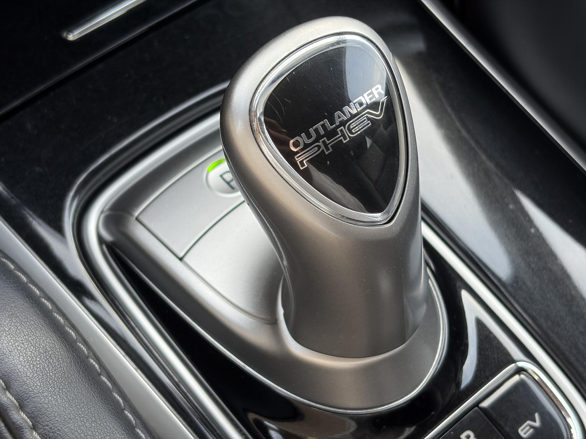 Mitsubishi Outlander 2.4 PHEV Intense ✓1e Eigenaar✓Trakhaak✓SOH 67%✓Carplay✓Camera✓Alcantara-Leder✓Stoelverw-Stoelverkoeling✓Clima✓Cruise✓Pdc V+A✓Keyless✓Net beurt gehad✓18" Lmv✓N.A.P✓Apk tot 10-2027