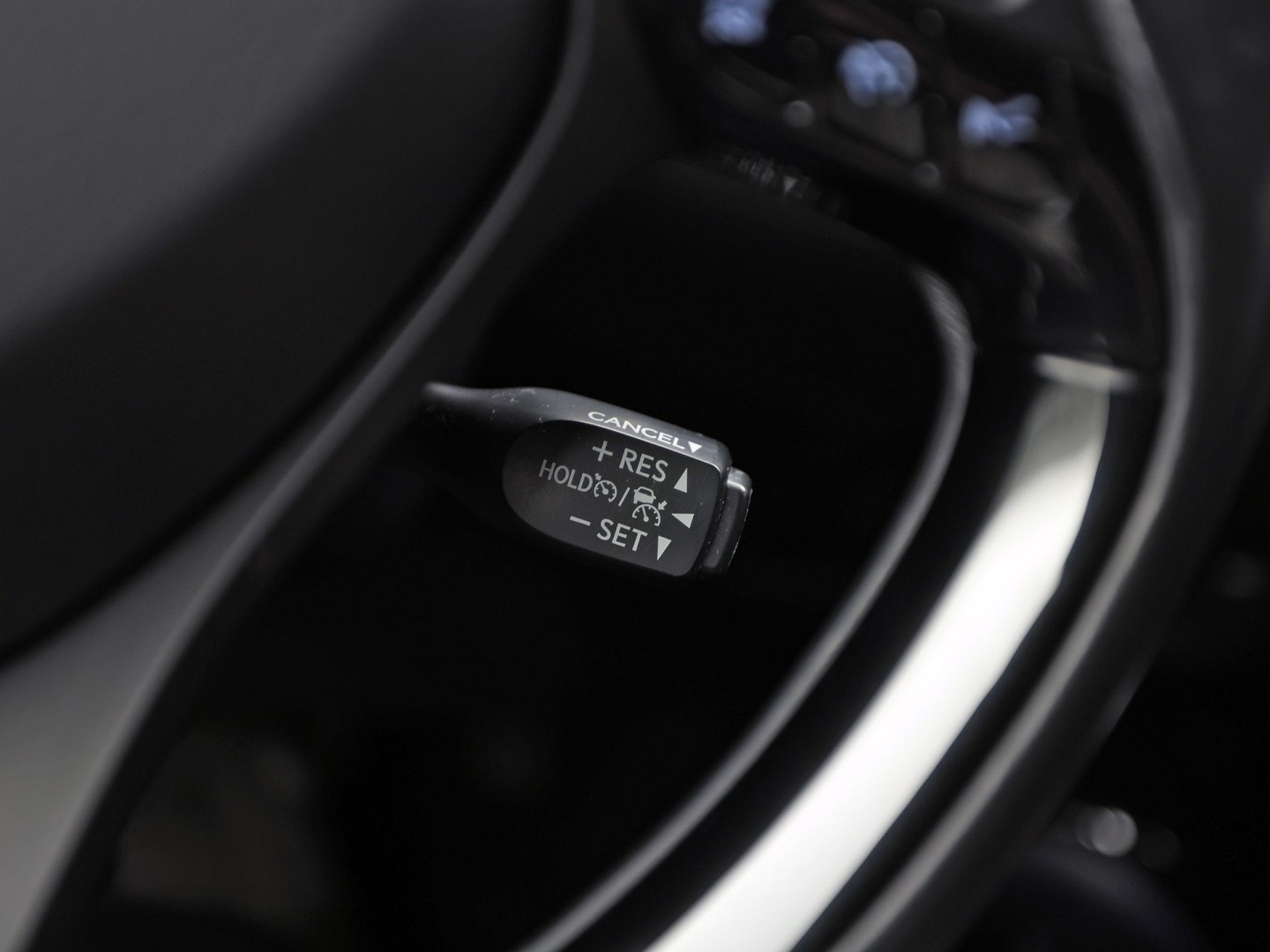 Toyota C-HR 1.8 Hybrid Sport Automaat (NAVIGATIE, CAMERA, STUUR/STOELVERWARMING, GETINT GLAS, SPORTSTOELEN, ADAPTIVE CRUISE, KEYLESS, NIEUWSTAAT)