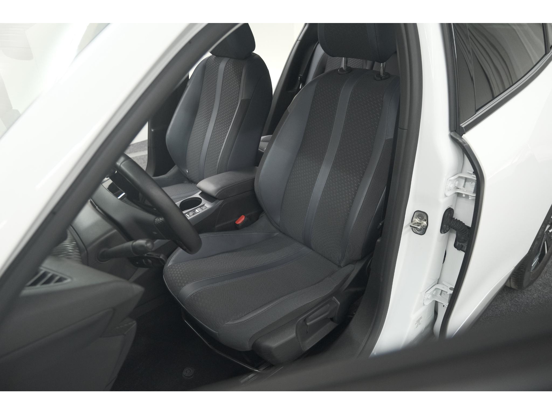 Peugeot 2008 PureTech 130 Allure | Trekhaak | Camera | Navigatie | Parkeersensoren