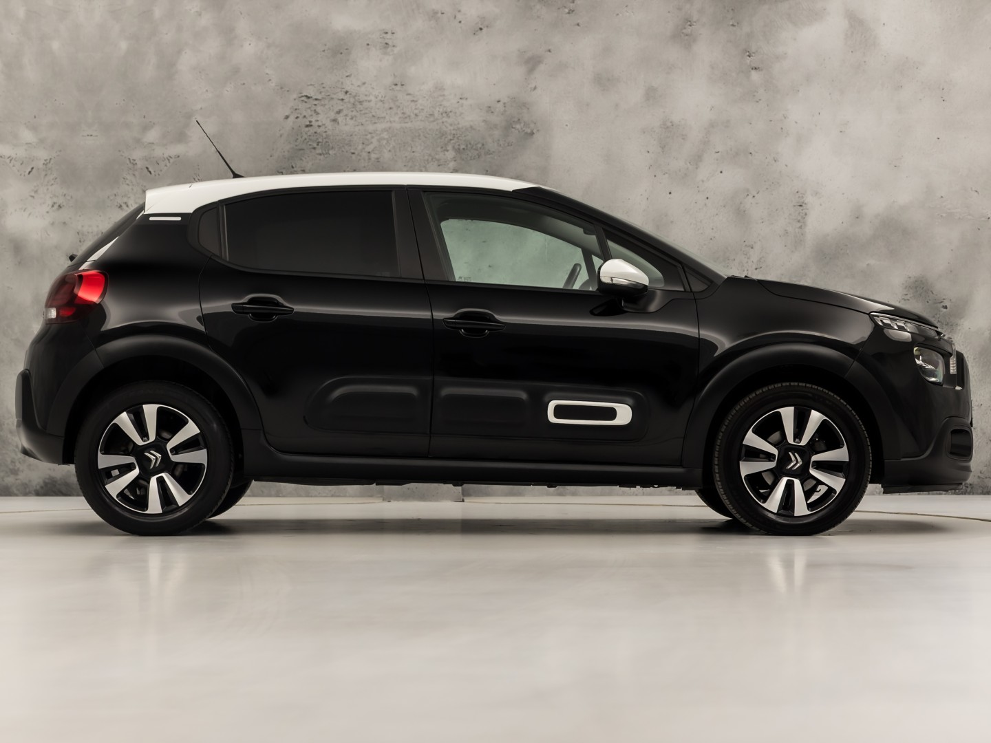 Citroën C3 1.2 PureTech Shine Sport Automaat (APPLE CARPLAY, GROOT NAVI, CAMERA, LEDER, STOELVERWARMING, SPORTSTOELEN, GETINT GLAS, CRUISE, NIEUWSTAAT)