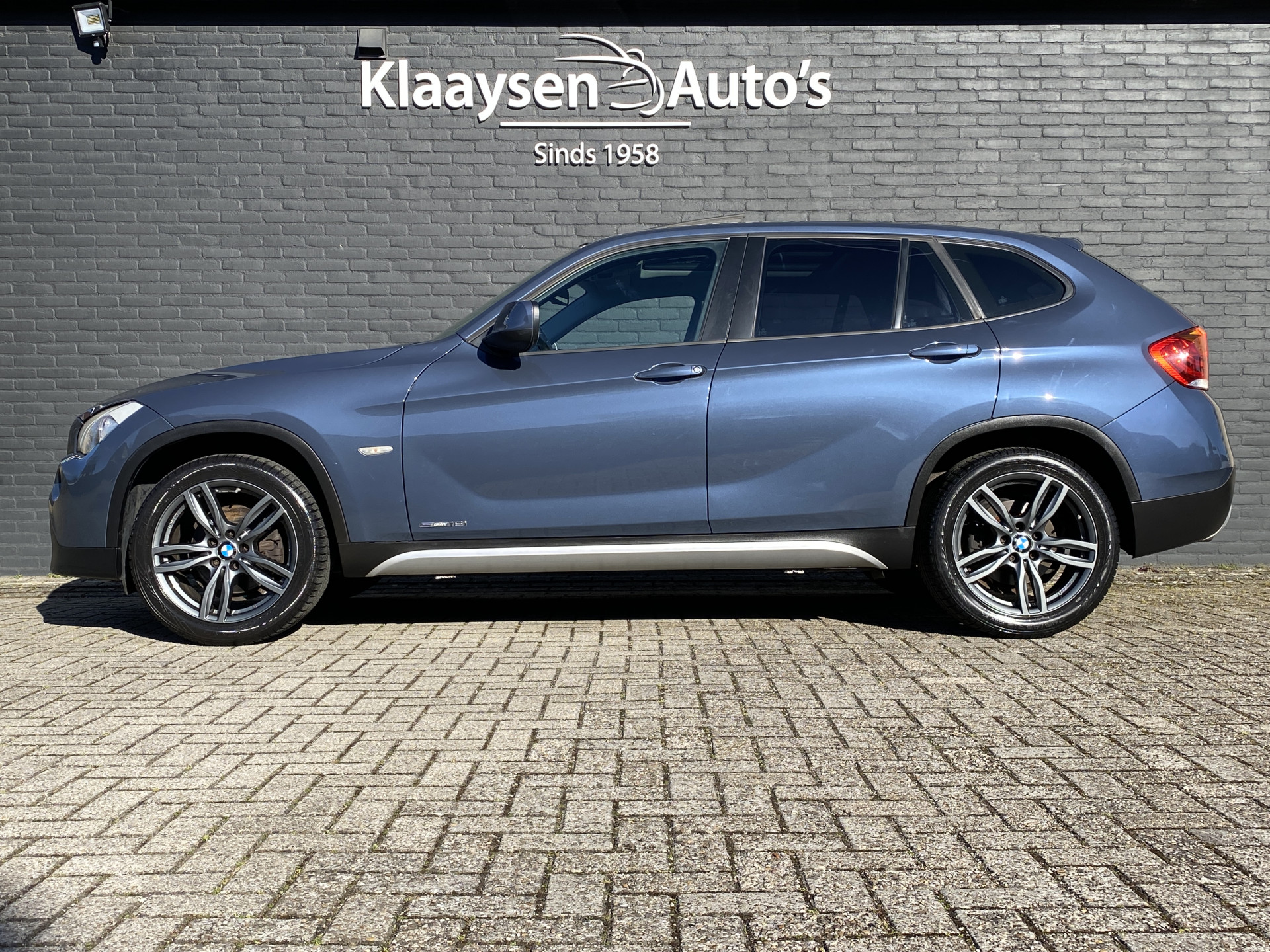BMW X1 sDrive18i Executive AUT. | navigatie | panoramadak | sportstoelen | xenon verlichting | lichtmetalen velgen 18 inch