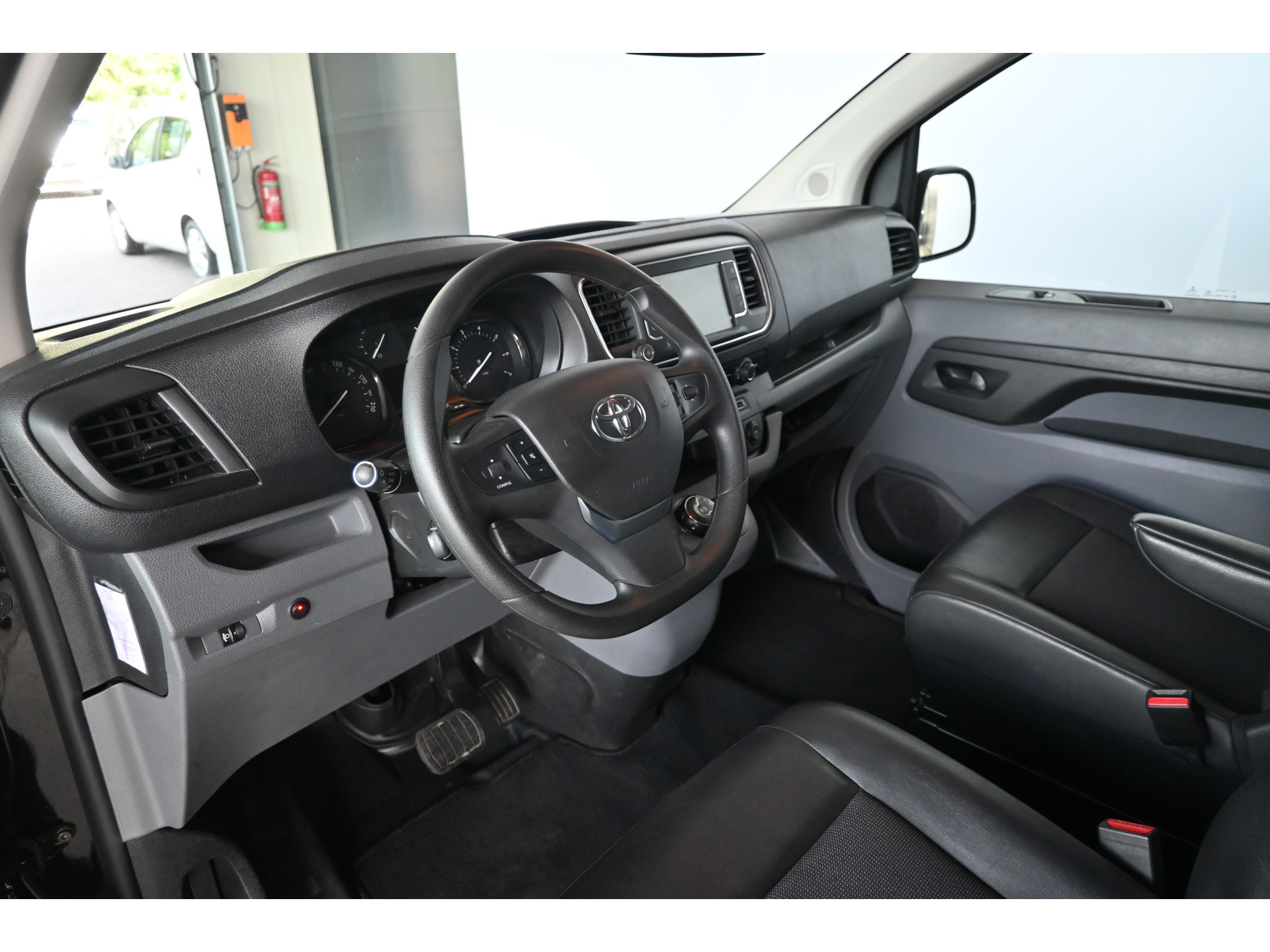 Toyota PROACE Worker 2.0 D-4D Navigator Long Automaat Clima Navigatie Stoelverwarming Rijklaarprijs! Inruil Mogelijk!