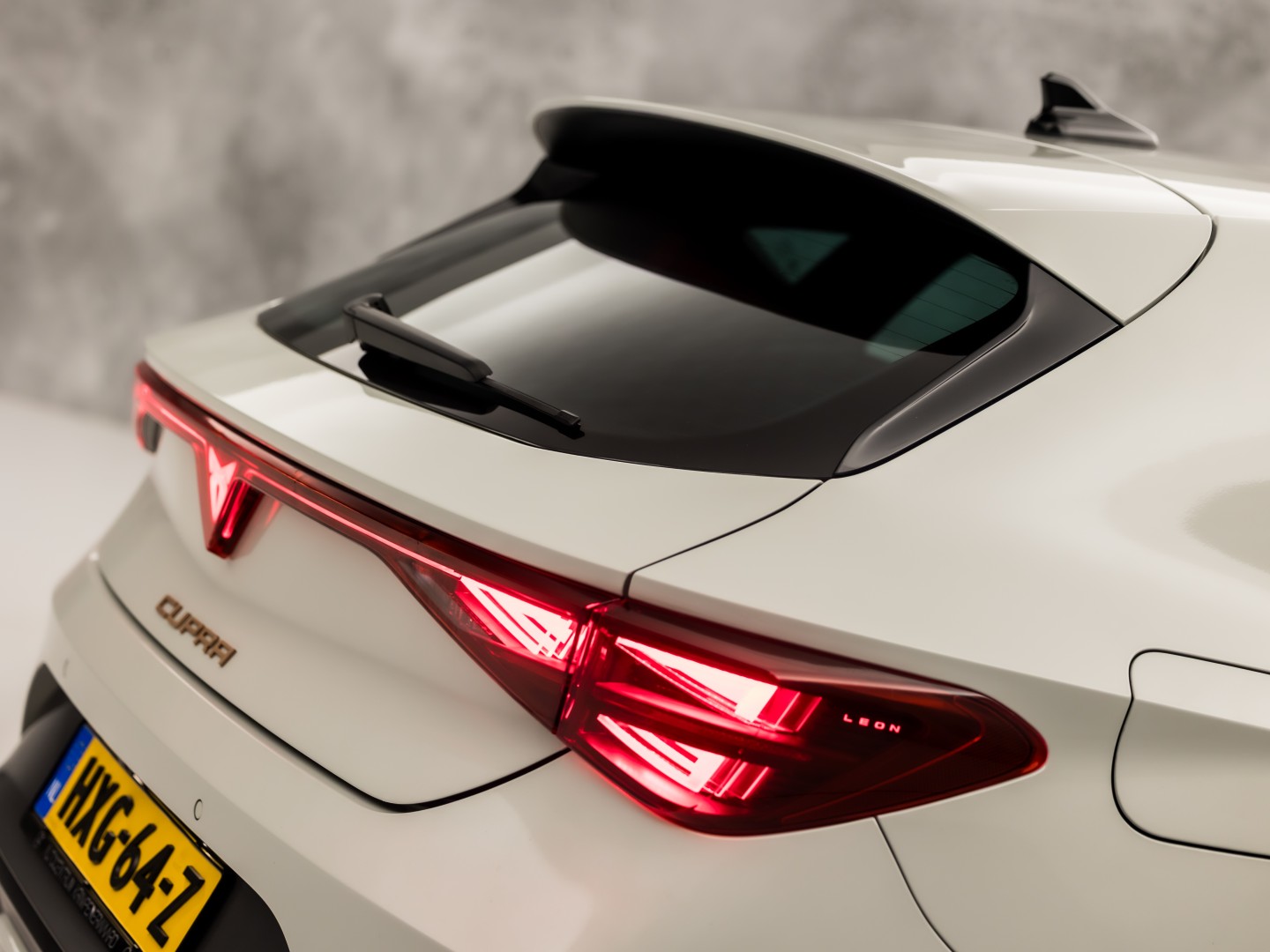 CUPRA Leon 1.5 TSI Sport 150Pk Automaat (APPLE CARPLAY, GROOT NAVI, KUIPSTOELEN, SENNHEISER AUDIO, CAMERA, STUUR/STOELVERWARMING, GETINT GLAS, NIEUWSTAAT)