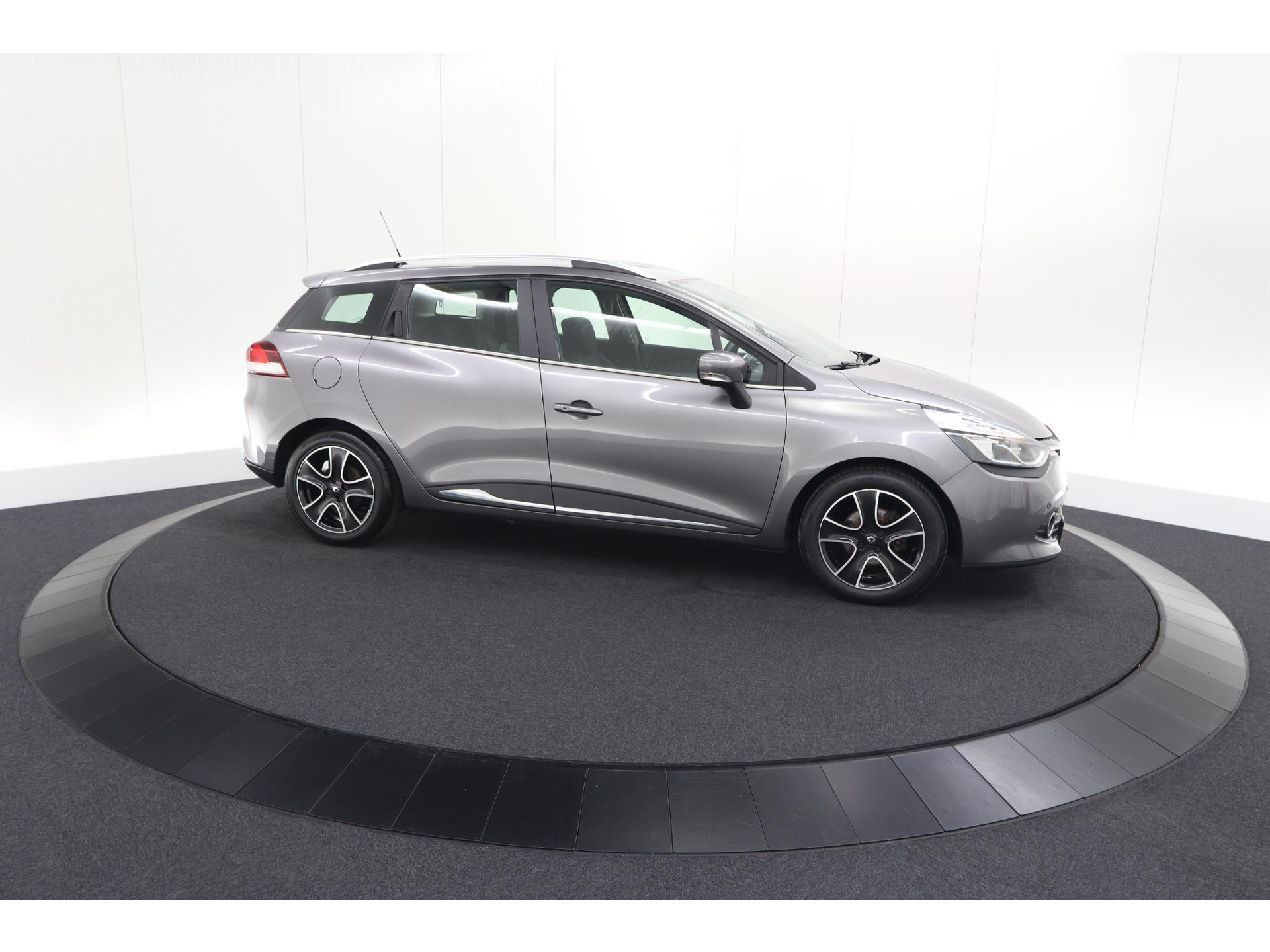 Renault Clio Estate 1.5 dCi ECO Dynamique | Parkeersensoren voor + achter | Armsteun | Navigatie