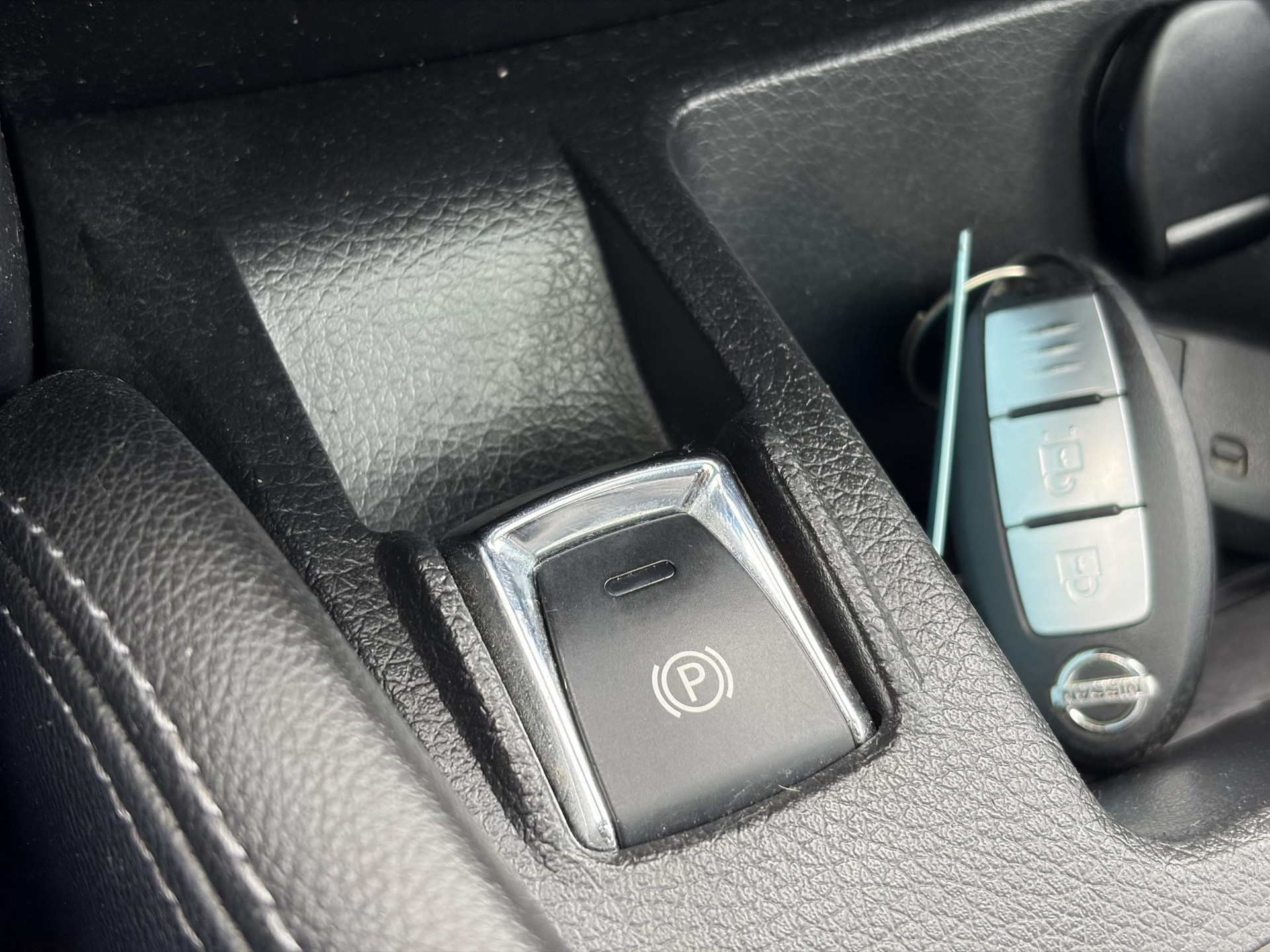 Nissan Qashqai 1.2 N-Connecta ✓Net beurt gehad✓360° Camera✓Navi✓Trekhaak✓Pano✓Pdc V+A✓Keyless✓18'Lm velgen✓Clima✓Cruise✓Rijstrooksensor✓116pk✓6 Bak✓N.A.P✓Apk tot 10-2027