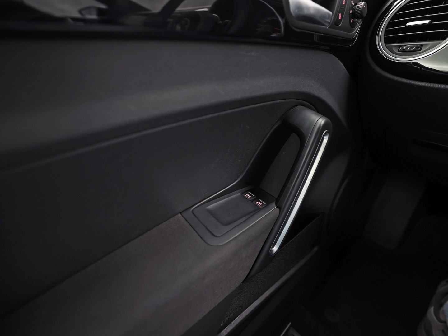 Volkswagen Beetle 1.2 TSI Sport (NAVIGATIE, CLIMATE, STOELVERWARMING, SPORTSTOELEN, LM VELGEN, CRUISE, NIEUWSTAAT)