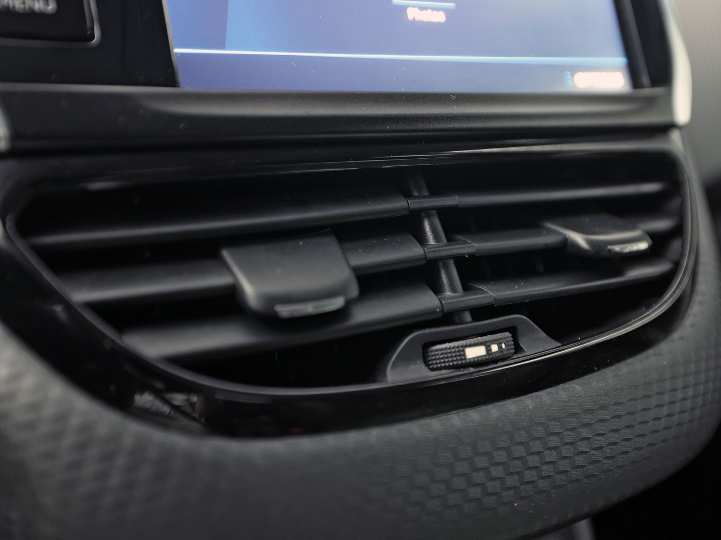 Peugeot 2008 1.2 PureTech Sport (SCHERM, CRUISE, SPORTSTOELEN, NIEUWE APK, NIEUWSTAAT)