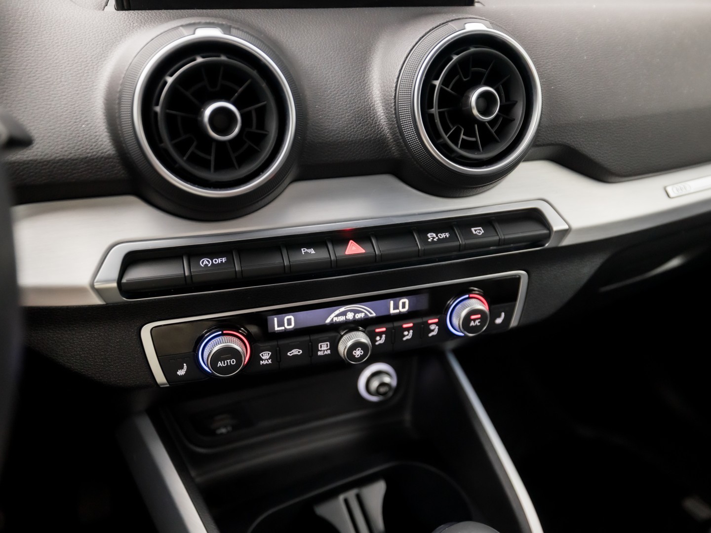 Audi Q2 35 TFSI S-Tronic Sport 150Pk Automaat (VIRTUAL COCKPIT, APPLE CARPLAY, GROOT NAVI, CLIMATE, STOELVERWARMING, SPORTSTOELEN, GETINT GLAS, PARKEERSENSOREN, CRUISE, NIEUWSTAAT)