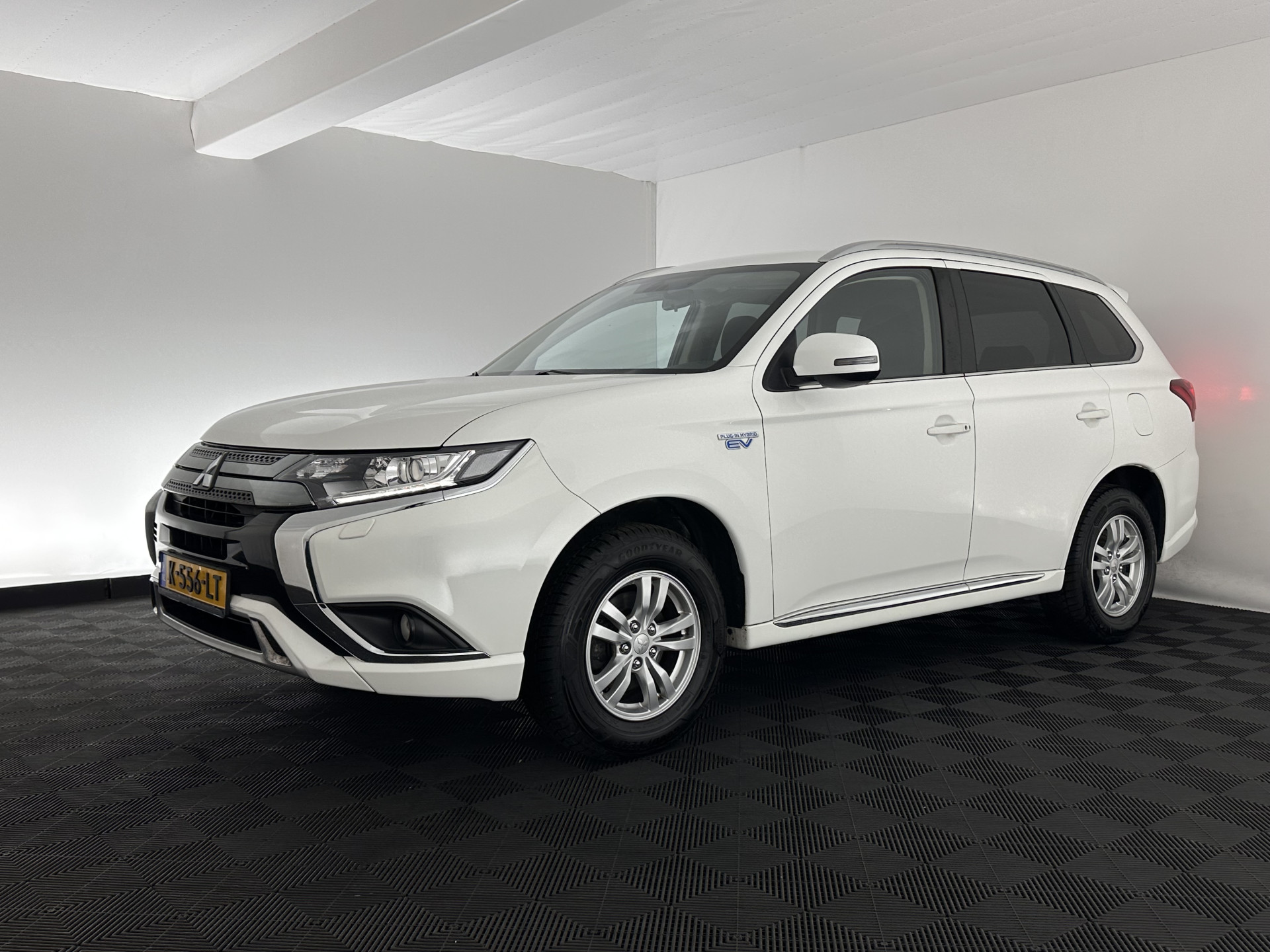 Mitsubishi Outlander 2.4 PHEV Pure (Plug-In) (INCL-BTW)  Aut *FULL-LED | KEYLESS | CAMERA | HEATED-COMFORTSEATS | ECC | SHIFTPADDLES | PDC | CRUISE | CARPLAY | PRIVACY-GLASS | DAB | TOWBAR | 16''ALU*