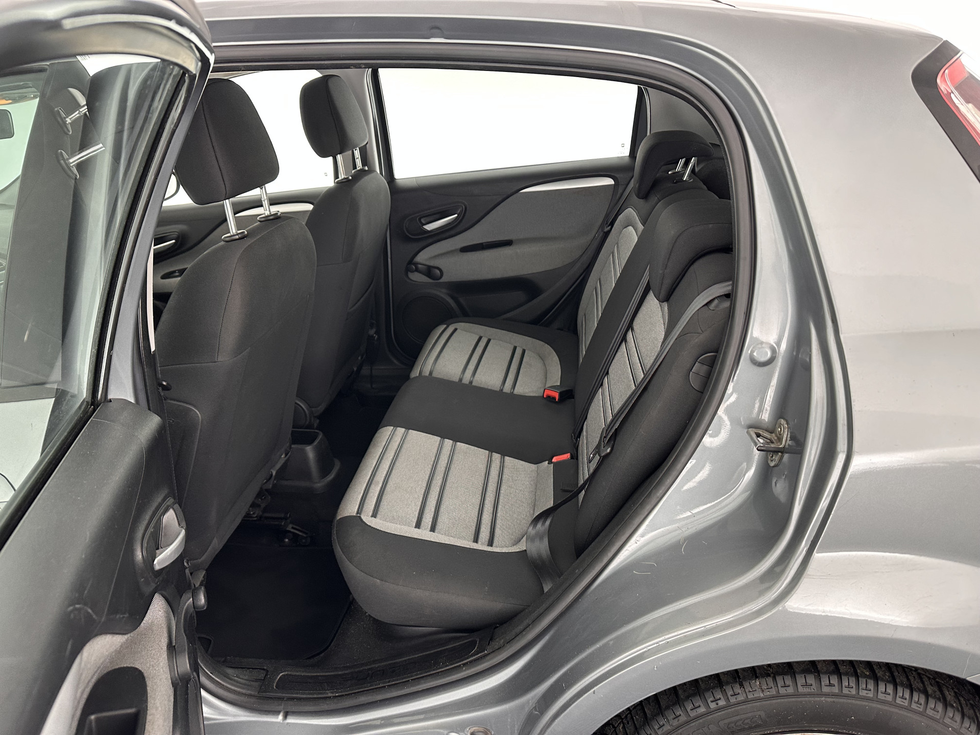 Fiat Punto Evo 1.3 M-Jet Dynamic *ECC | PDC | CRUISE | COMFORT-SEATS | TOWBAR | RADIO-CD/MP3 | 15''ALU *